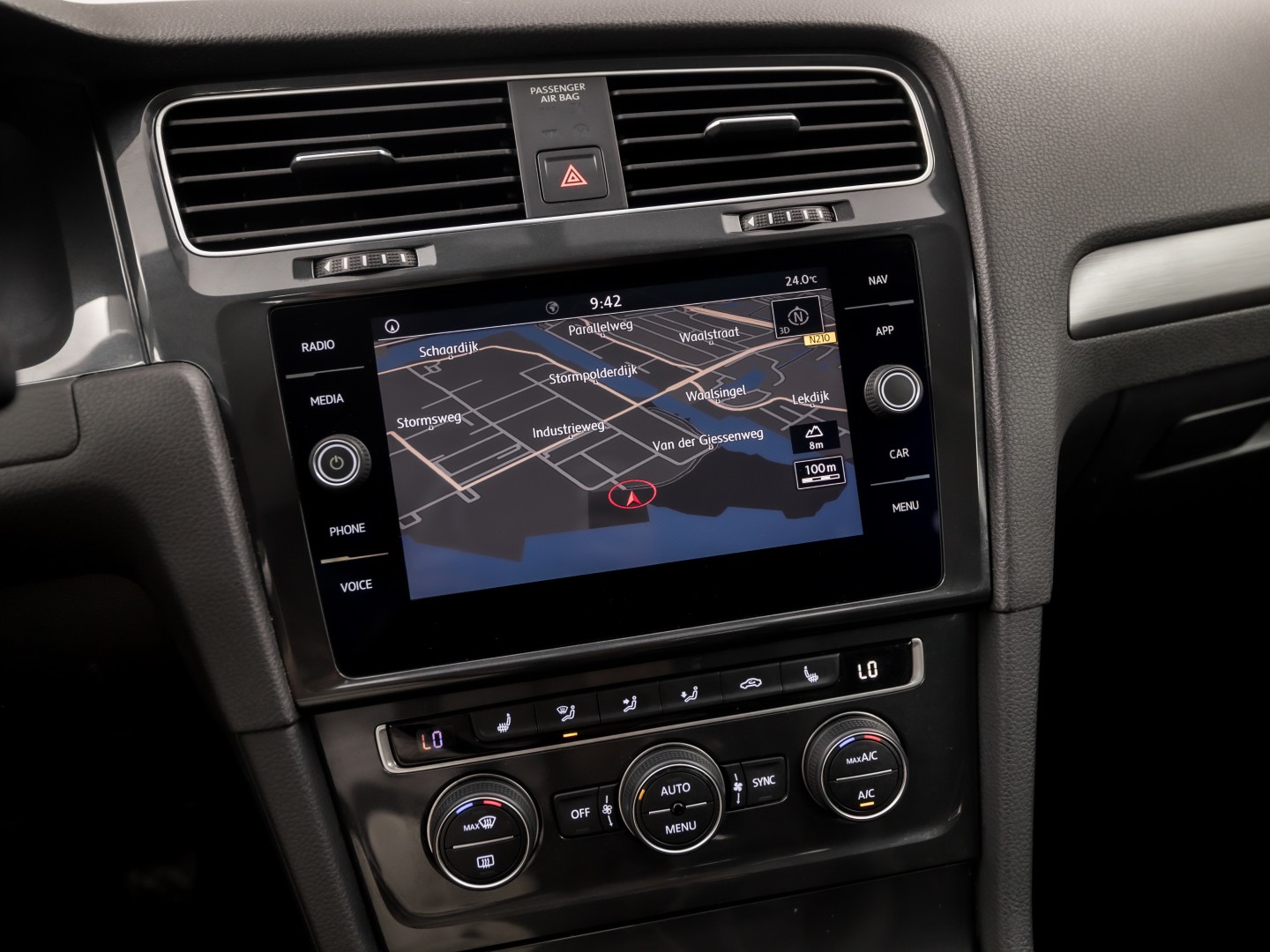Volkswagen Golf 1.0 TSI Sportline (APPLE CARPLAY, GROOT NAVI, ALCANTARA, DYNAMISCHE KNIPPERLICHTEN, SPORTSTOELEN, STOELVERWARMING, ADAPTIVE CRUISE, PARKEERSENSOREN, NIEUWSTAAT)