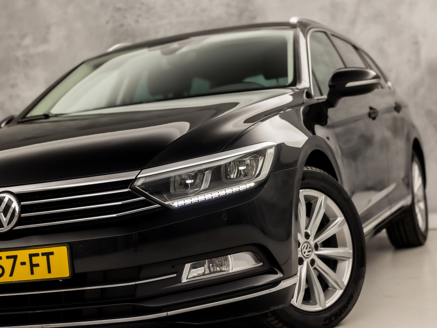 Volkswagen Passat Variant 1.5 TSI Highline Sportline 150Pk Automaat (VIRTUAL COCKPIT, APPLE CARPLAY, GROOT NAVI, CAMERA, LEDER/ALCANTARA, GETINT GLAS, KEYLESS, NIEUWSTAAT)