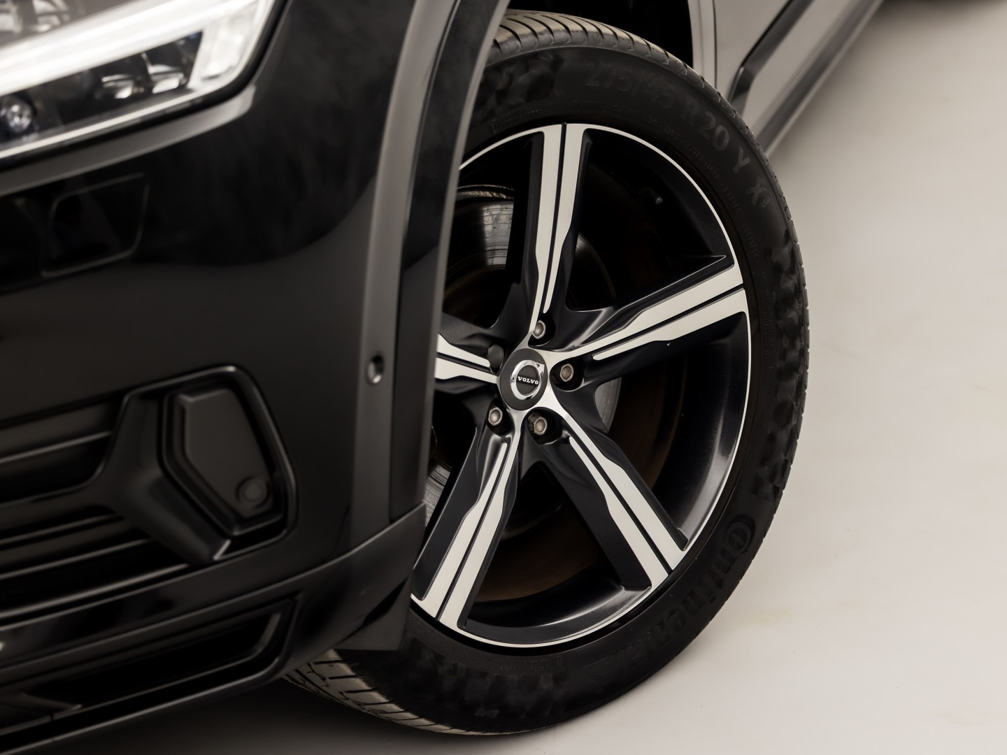 Volvo XC90 2.0 T8 Twin Engine AWD R-Design 7 Persoons 408Pk Automaat (PANORAMADAK, 1e EIGENAAR, LUCHTVERING, APPLE CARPLAY, BOWERS&WILKINS, HEAD-UP DISPLAY, STUUR/STOELVERWARMING, CAMERA, ELEK ACHTERKLEP, NIEUWSTAAT)