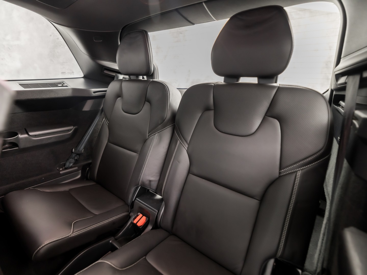 Volvo XC90 2.0 T8 Twin Engine AWD R-Design 7 Persoons 408Pk Automaat (PANORAMADAK, 1e EIGENAAR, LUCHTVERING, APPLE CARPLAY, BOWERS&WILKINS, HEAD-UP DISPLAY, STUUR/STOELVERWARMING, CAMERA, ELEK ACHTERKLEP, NIEUWSTAAT)