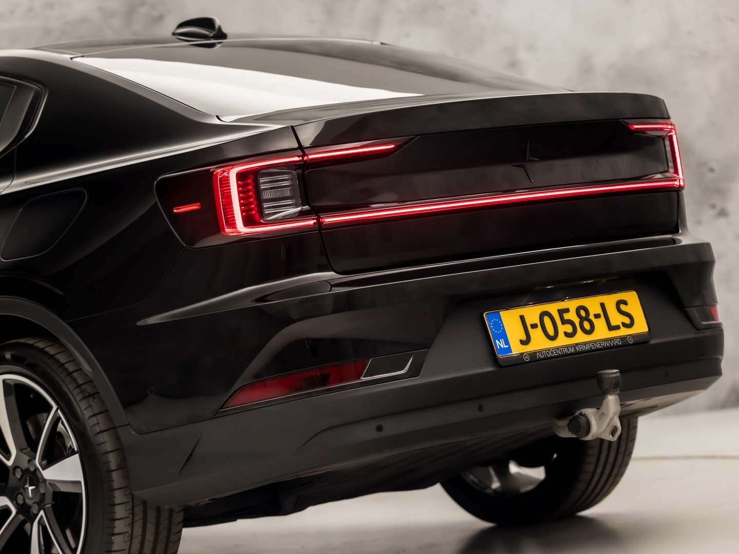Polestar 2 Long Range Dual Motor Launch Edition 78kWh 408Pk Automaat (PANORAMADAK, HARMAN/KARDON, APPLE CARPLAY, 360 CAMERA, STOELVENTILATIE, MEMORY SEATS, GETINT GLAS, TREKHAAK, ELEK ACHTERKLEP, NIEUWSTAAT)