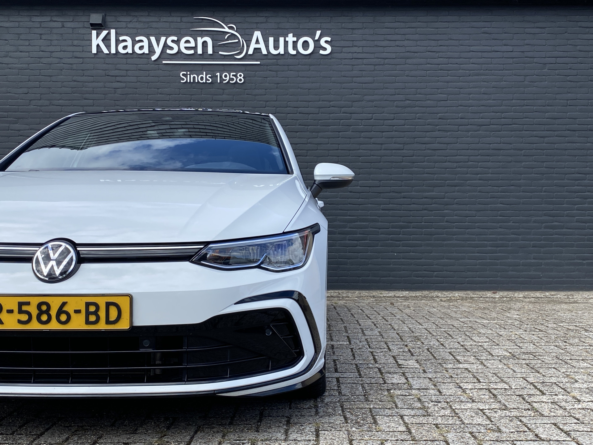 Volkswagen Golf 1.5 eTSI R-Line AUT. | dealer onderh. | panoramadak | stoel-/stuurverw. | keyless | trekhaak | carplay