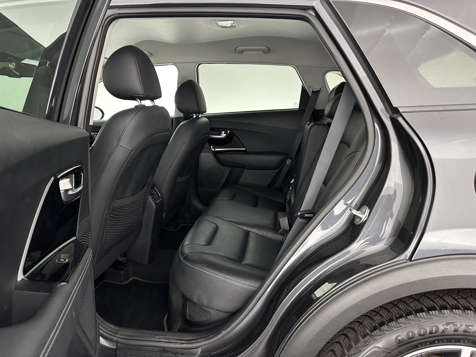 Kia Niro 1.6 GDi Hybrid Dynamic Plus Line (INCL-BTW) Aut. *LEATHER | FULL-LED | ADAPTIVE-CRUISE | BLINDSPOT | HEATED-COMFORTSEATS | CAMERA | KEYLESS | NAVI-FULLMAP | AMBIENTLIGHT | LANE-ASSIST | TOWBAR | 16''ALU*