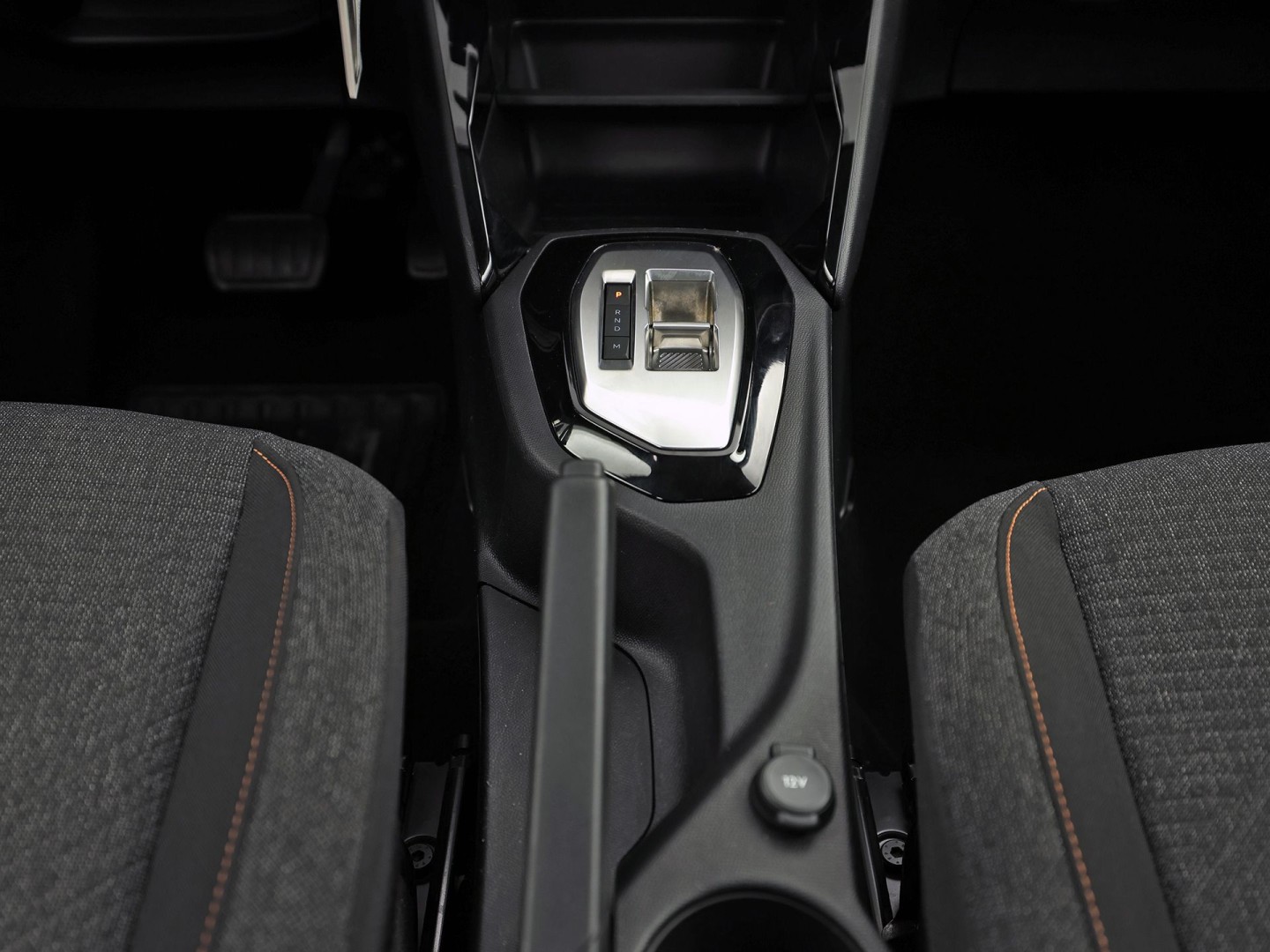 Peugeot 208 1.2 Hybrid 110 e-DCS6 Sport Style Automaat (APPLE CARPLAY, NAVIGATIE, PARKEERSENSOREN, SPORTSTOELEN, LANE ASSIST, CRUISE, NIEUWSTAAT)