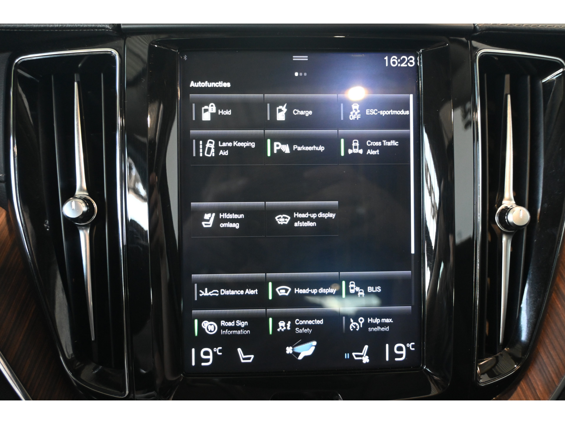 Volvo XC60 2.0 T8 Twin Engine AWD Inscription Harman/Kardon Navigatie Panoramadak Carplay Goed Onderhouden! Inruil Mogelijk!