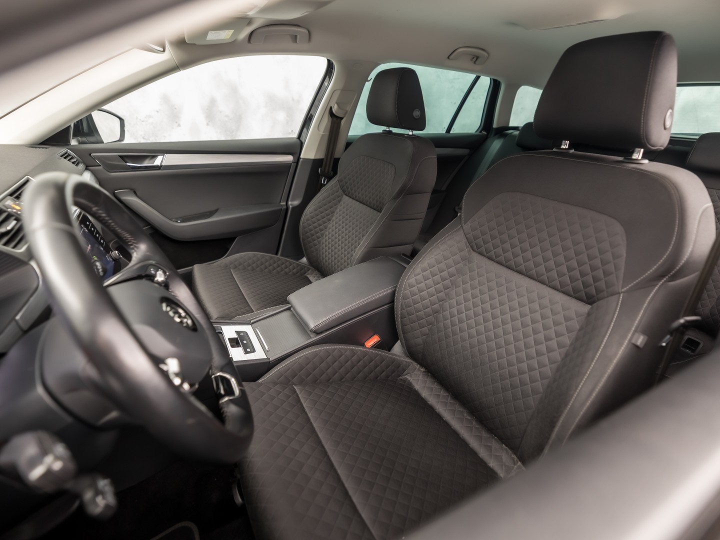 Škoda Superb Combi 1.4 TSI iV Business Sport 218Pk Automaat (VIRTUAL COCKPIT, APPLE CARPLAY, GROOT NAVI, CAMERA, STOELVERWARMING, SPORTSTOELEN, KEYLESS, ADAPTIVE CRUISE, GETINT GLAS, NIEUWSTAAT)