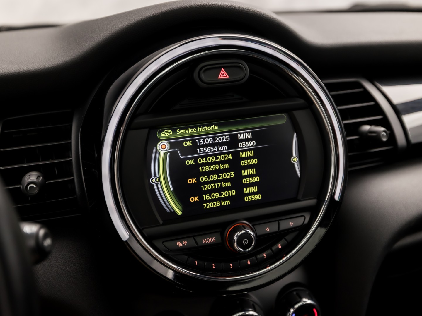 MINI 5-deurs 1.5 Cooper Chili Sport Automaat 136Pk (PANORAMADAK, 1e EIGENAAR, DEALER ONDERHOUDEN, 5 DEURS, NAVIGATIE, LEDER, SPORTSTOELEN, GETINT GLAS, PARKEERSENSOREN, NIEUWSTAAT)