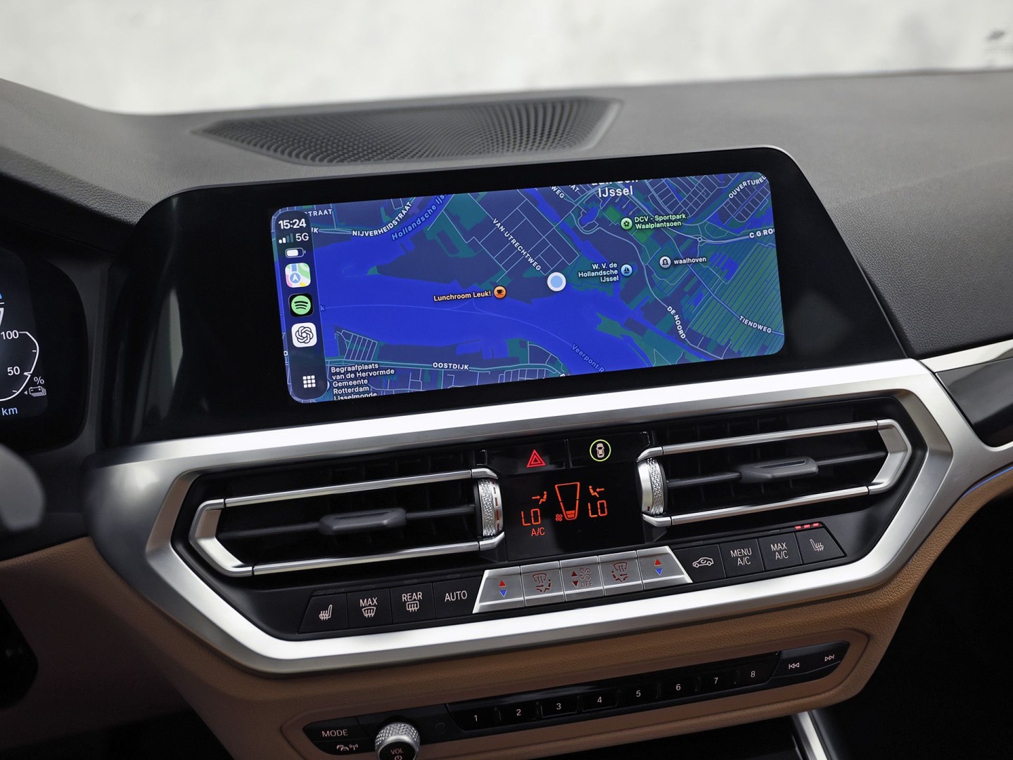 BMW 3-serie Touring 330e Sport 292Pk Automaat (APPLE CARPLAY, SOH 90,2%, GROOT NAVI, COGNAC LEDER, CAMERA, STOELVERWARMING, SFEERVERLICHTING, ELEK ACHTERKLEP, GETINT GLAS, NIEUWSTAAT)