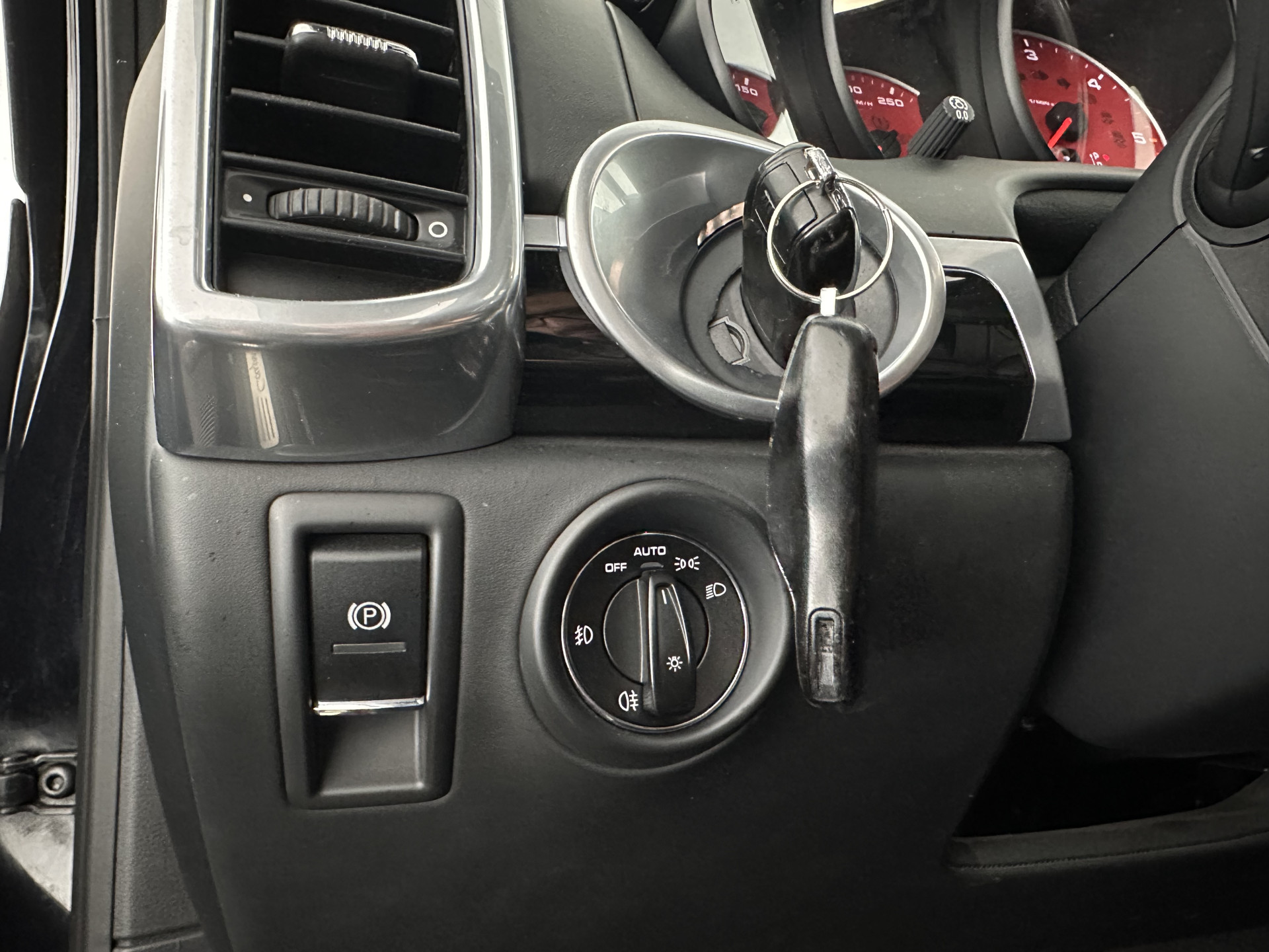 Porsche Cayenne 3.0 D Aut. *PANO | LEATHER | XENON-PLUS | SPORT-CHRONO | HEATED-COMFORTSEATS | BOSE-SOUND | MEMORY-PACK |  AIR-SUSPENSION | NAVI-FULLMAP | TOWBAR | LANE-ASSIST | SHIFT-PADDLES | 18''ALU*