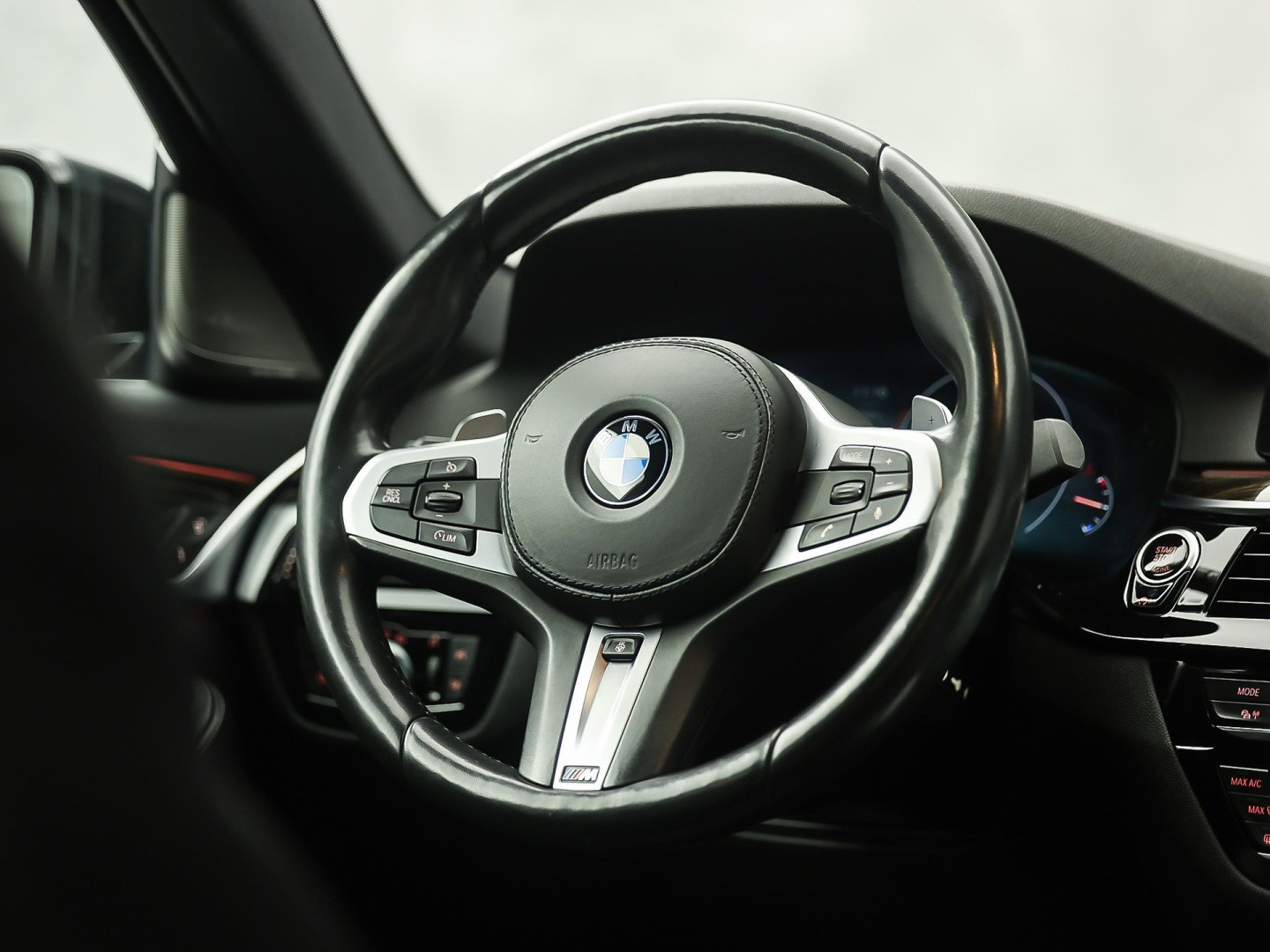 BMW 5-serie 520i M Sport High Executive 184Pk Automaat (GROOT NAVI, M PAKKET, 360 CAMERA, MEMORY SEATS, HARMAN/KARDON, STUUR/STOELVERWARMING, LUXE LEDER, HEAD-UP DISPLAY, GETINT GLAS, NIEUWSTAAT)