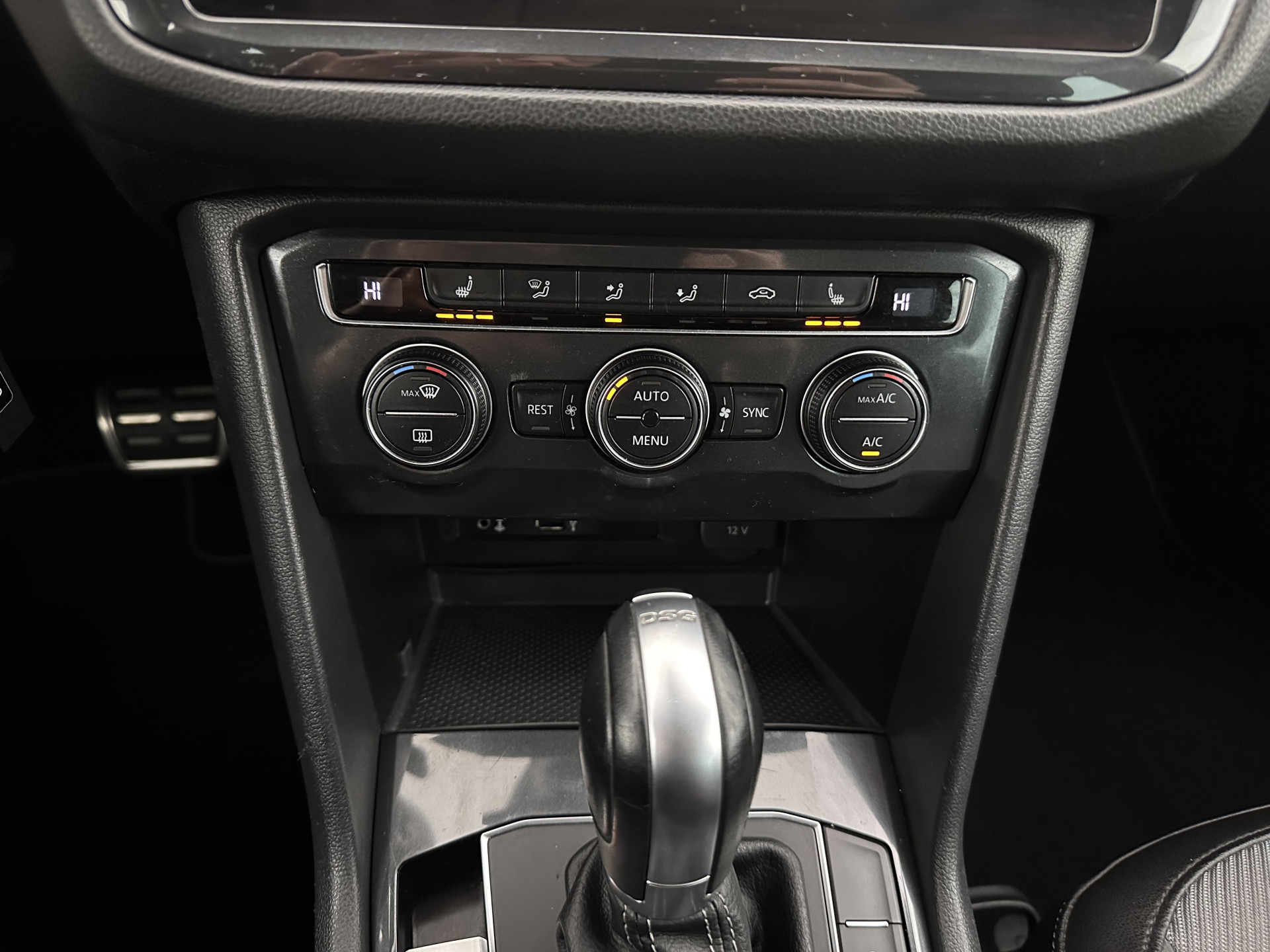 Volkswagen Tiguan 2.0 TSI 4Motion R-Line Highline Aut. *ADAPTIVE-CRUISE | LEATHER-MICROFIBRE | FULL-LED | NAVI-FULLMAP | HEATED-SPORTSEATS | CAMERA | SHIFTPADDLES | PRIVACYGLASS | CARPLAY | ECC | PDC | 20''ALU*