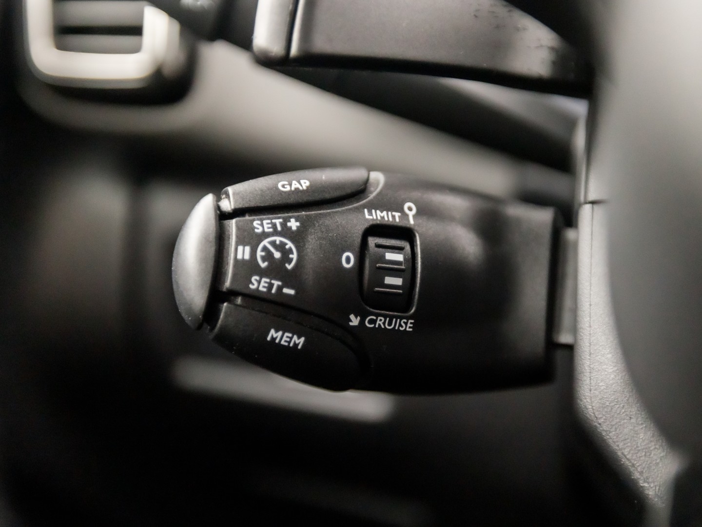 Citroën C5 Aircross 1.6 Plug-in Hybrid 225 Deluxe Sport 225Pk Automaat (APPLE CARPLAY, SOH 93%, GROOT NAVI, 360 CAMERA, GETINT GLAS, ELEK SPORTSTOELEN, LEDER, STOELVERWARMING, ADAPTIVE CRUISE, NIEUWSTAAT)