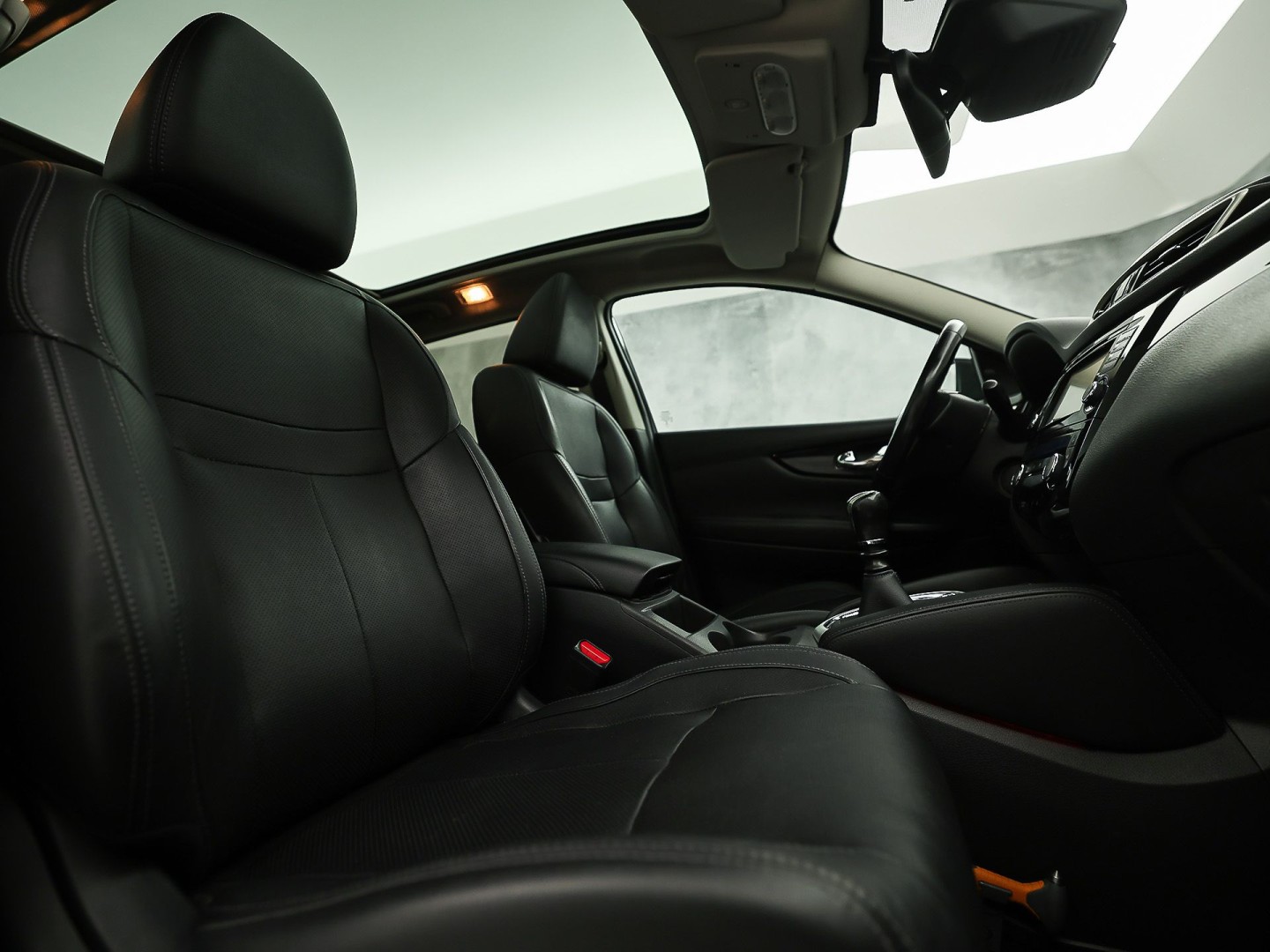 Nissan Qashqai 1.6 Tekna Sport (PANORAMADAK, NAVIGATIE, 360 CAMERA, LEDER, ELEK SPORTSTOELEN, GETINT GLAS, CRUISE, NIEUWSTAAT)