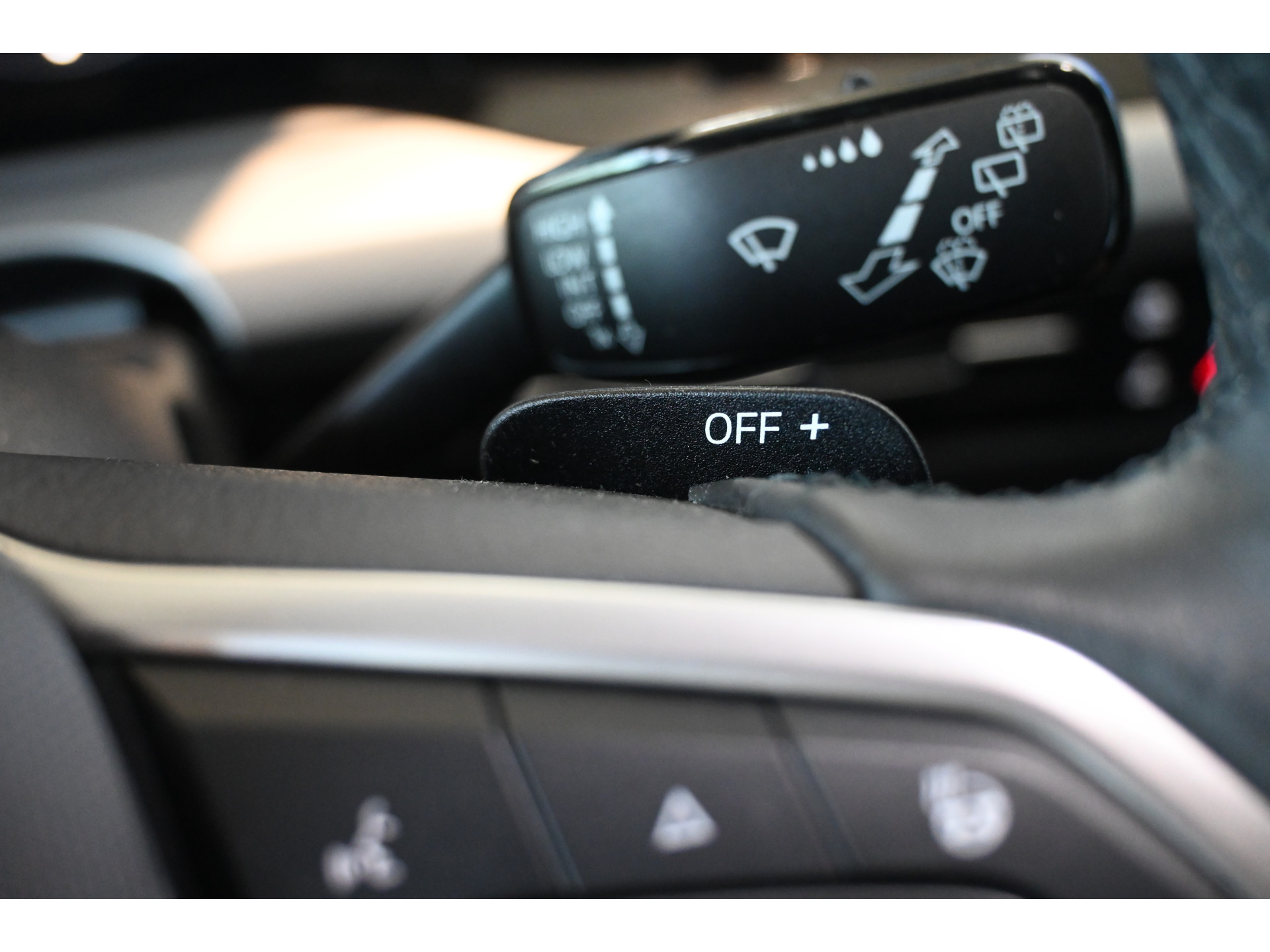 Volkswagen Golf 1.5 eTSI R-Line Automaat Clima Carplay Cruise Control Rijklaarprijs Inruil Mogelijk!