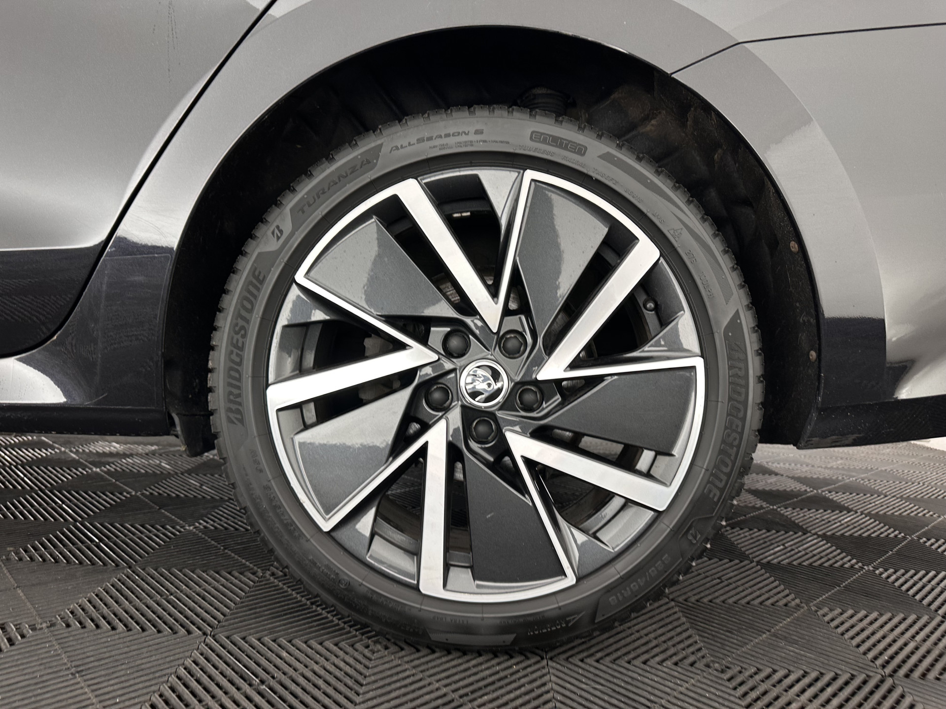 ŠKODA Octavia Combi 1.4 TSI iV PHEV Business Edition (Plug-in) (INCL-BTW) *FULL-LED | DIGI-COCKPIT | COMFORTSEATS | NAVI-FULLMAP | PRIVACY-GLASS | DAB | SHIFTPADDLES | ECC | PDC | CRUISE | TOWBAR | 18''ALU*