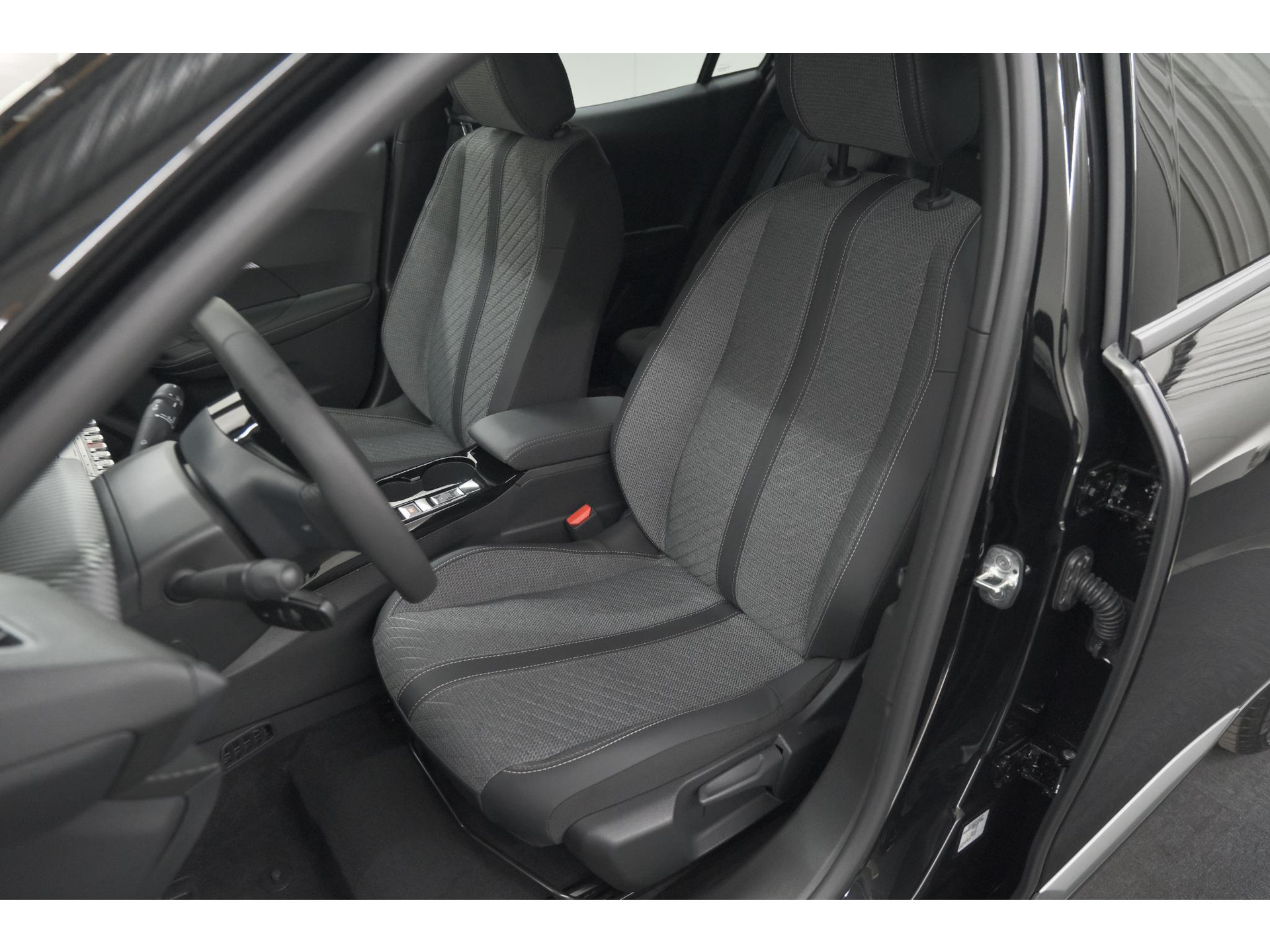 Peugeot e-2008 EV Allure 54 kWh | 11 KW Lader | Warmtepomp | Apple Carplay | Parkeersensoren