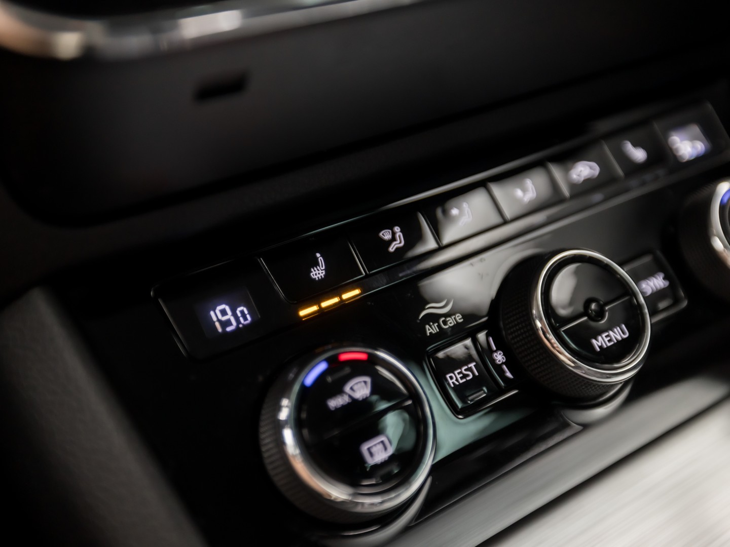 Škoda Superb Combi 1.4 TSI iV Business Sport 218Pk Automaat (VIRTUAL COCKPIT, APPLE CARPLAY, GROOT NAVI, CAMERA, STOELVERWARMING, SPORTSTOELEN, KEYLESS, ADAPTIVE CRUISE, GETINT GLAS, NIEUWSTAAT)