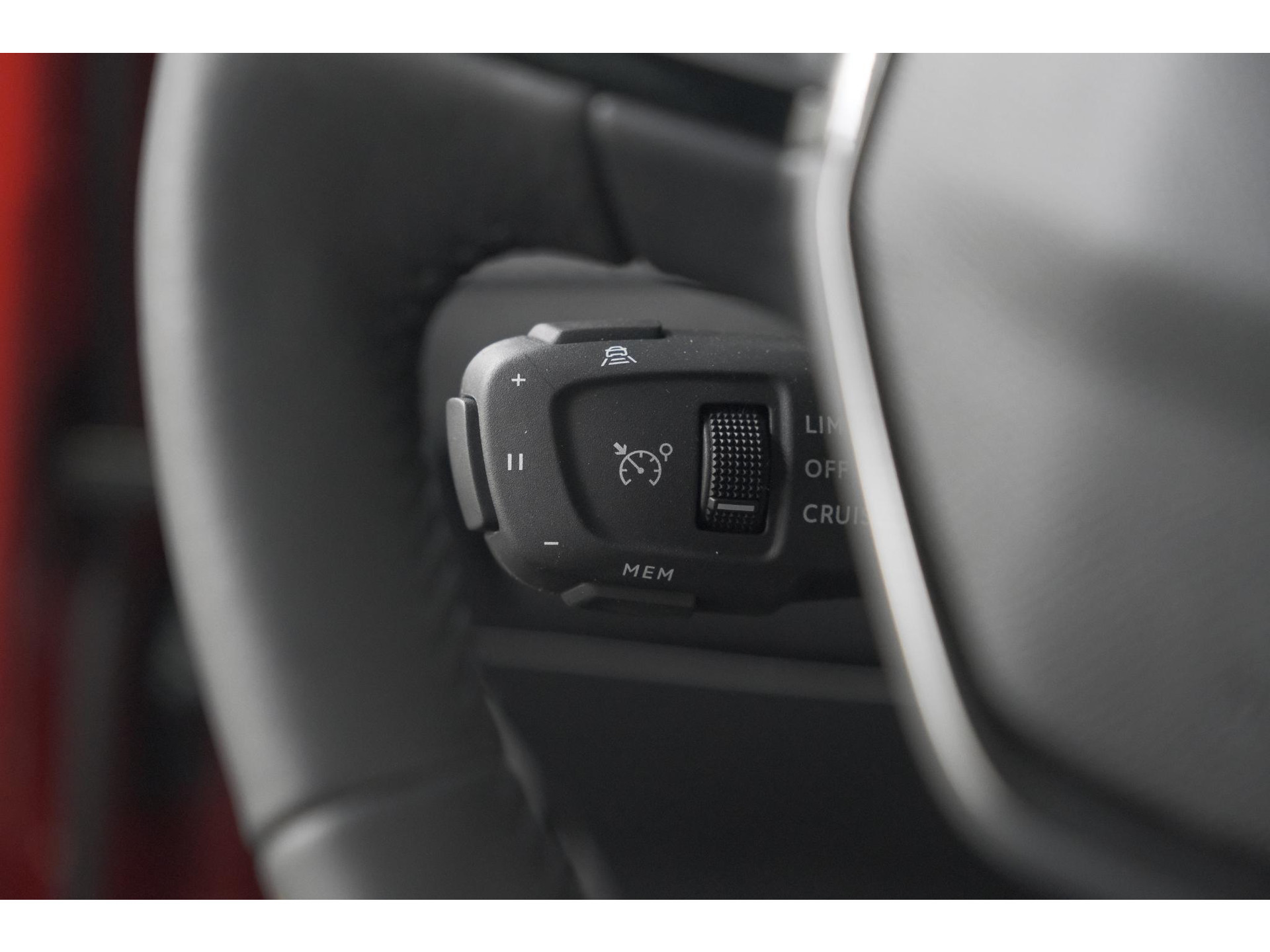 Peugeot 2008 1.2 Hybrid 145 Allure | 360 Camera | Adaptieve Cruise Control | Dodehoekdetectie | Apple Carplay