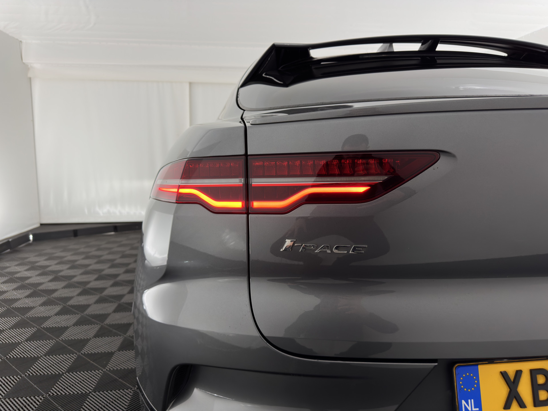 Jaguar I-PACE EV400 HSE 90 kWh AWD (INCL-BTW) *PANO | LEATHER | FULL-LED | MERIDIAN-AUDIO | TOP-VIEW | MEMORY-PACK | BLIND-SPOT | DIGI-COCKPIT | KEYLESS | DAB+ | NAVI-FULLMAP | ECC | HEATED-COMFORTSEATS | PDC | CCS-FASTLOADER