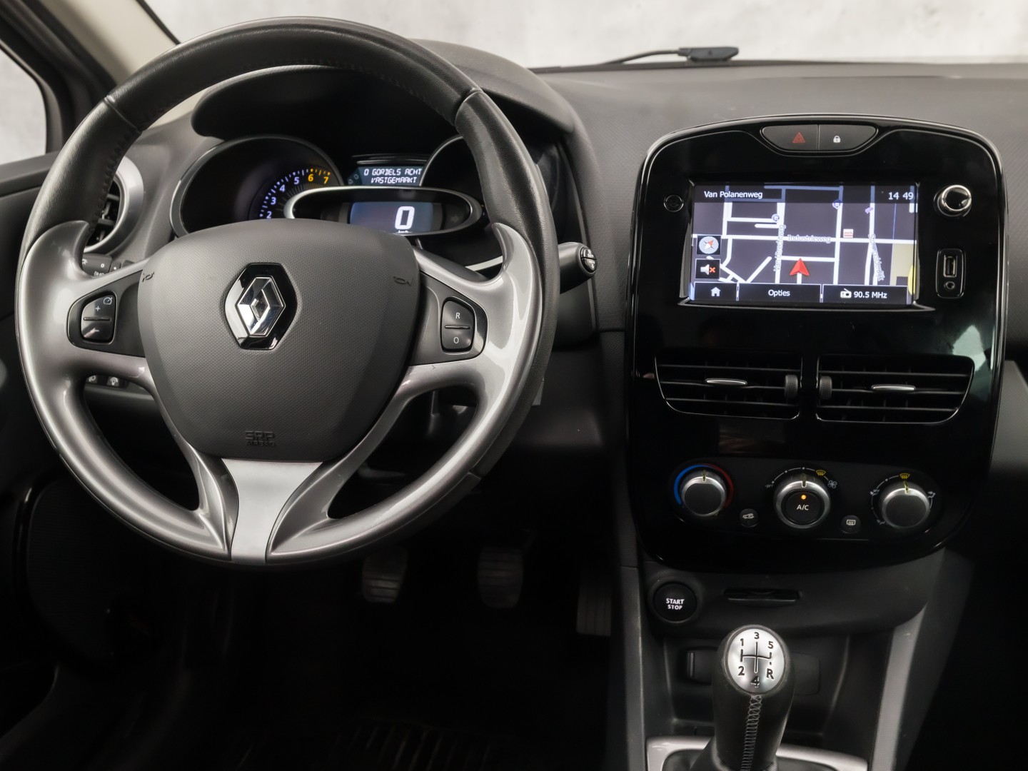 Renault Clio Estate 0.9 TCe Dynamic Sport (NAVIGATIE, LM VELGEN, GETINT GLAS, SPORTSTOELEN, CRUISE, PARKEERSENSOREN, NIEUWE APK, NIEUWSTAAT)