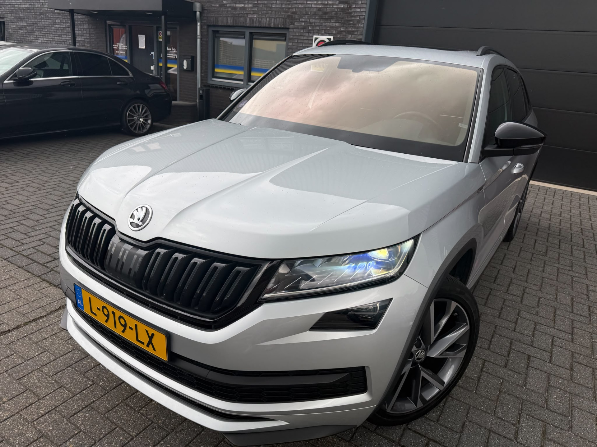 ŠKODA Kodiaq 1.5 TSI Sportline Business | 1E EIGENAAR | 3/6/12 MND GARANTIE | AUTOMAAT | PANO | LED | DAB | MEMORY | CARPLAY | DIGITAAL COCKPIT | TREKHAAK |