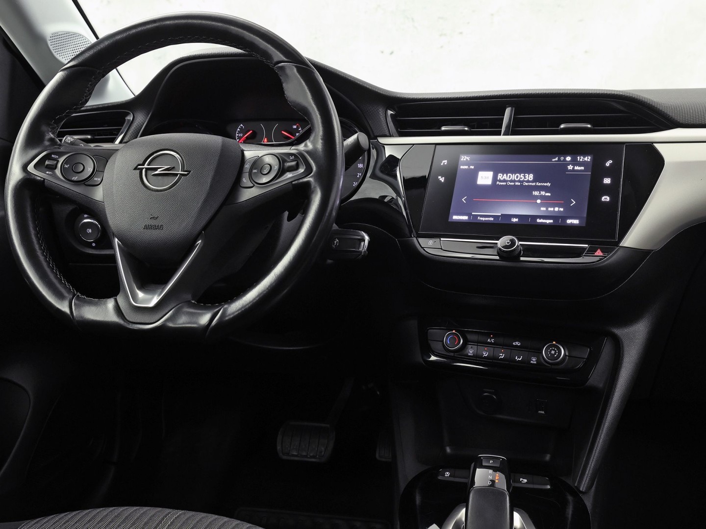 Opel Corsa 1.2 Sport Automaat (APPLE CARPLAY, GROOT NAVI, PARKEERSENSOREN, LEDER STUURWIEL, SPORTSTOELEN, LED KOPLAMPEN, LM VELGEN, CRUISE, NIEUWSTAAT)