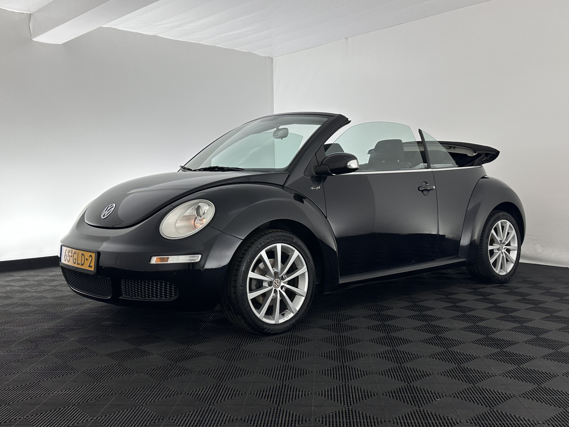 Volkswagen New Beetle Cabriolet 1.6 Highline *AIRCO | CRUISE | COMFORTSEATS | RADIO-CD/MP3 | 17''ALU*