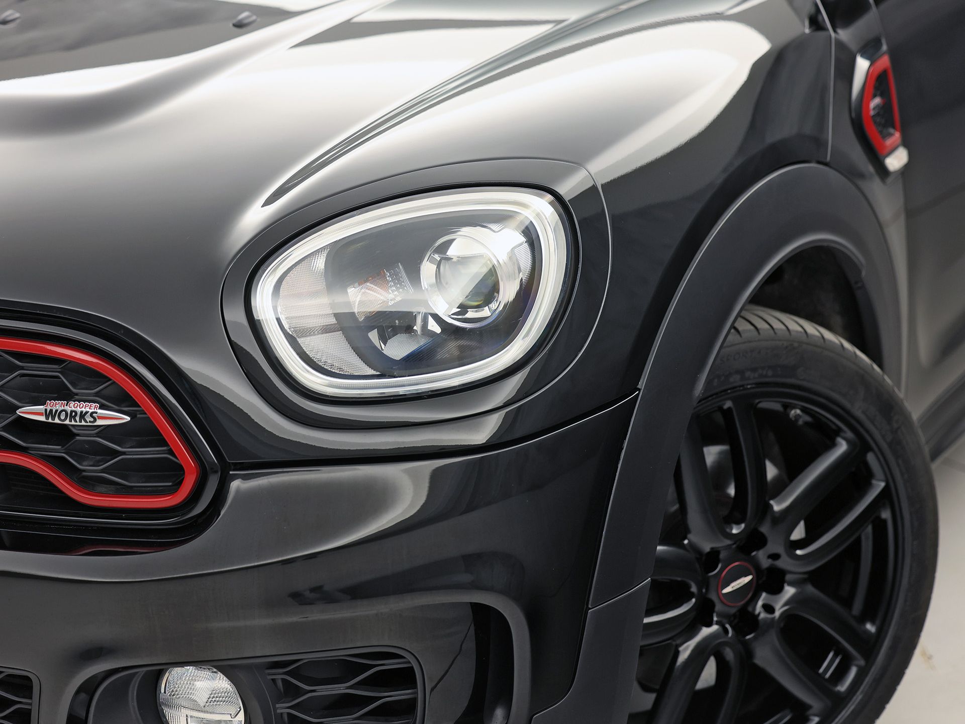 MINI Countryman 2.0 Cooper S John Cooper Works Chili 192Pk Automaat (PANORAMADAK, GROOT NAVI, LEDER, HARMAN/KARDON, CAMERA, STOELVERWARMING, SPORTSTOELEN, GETINT GLAS, NIEUWSTAAT)