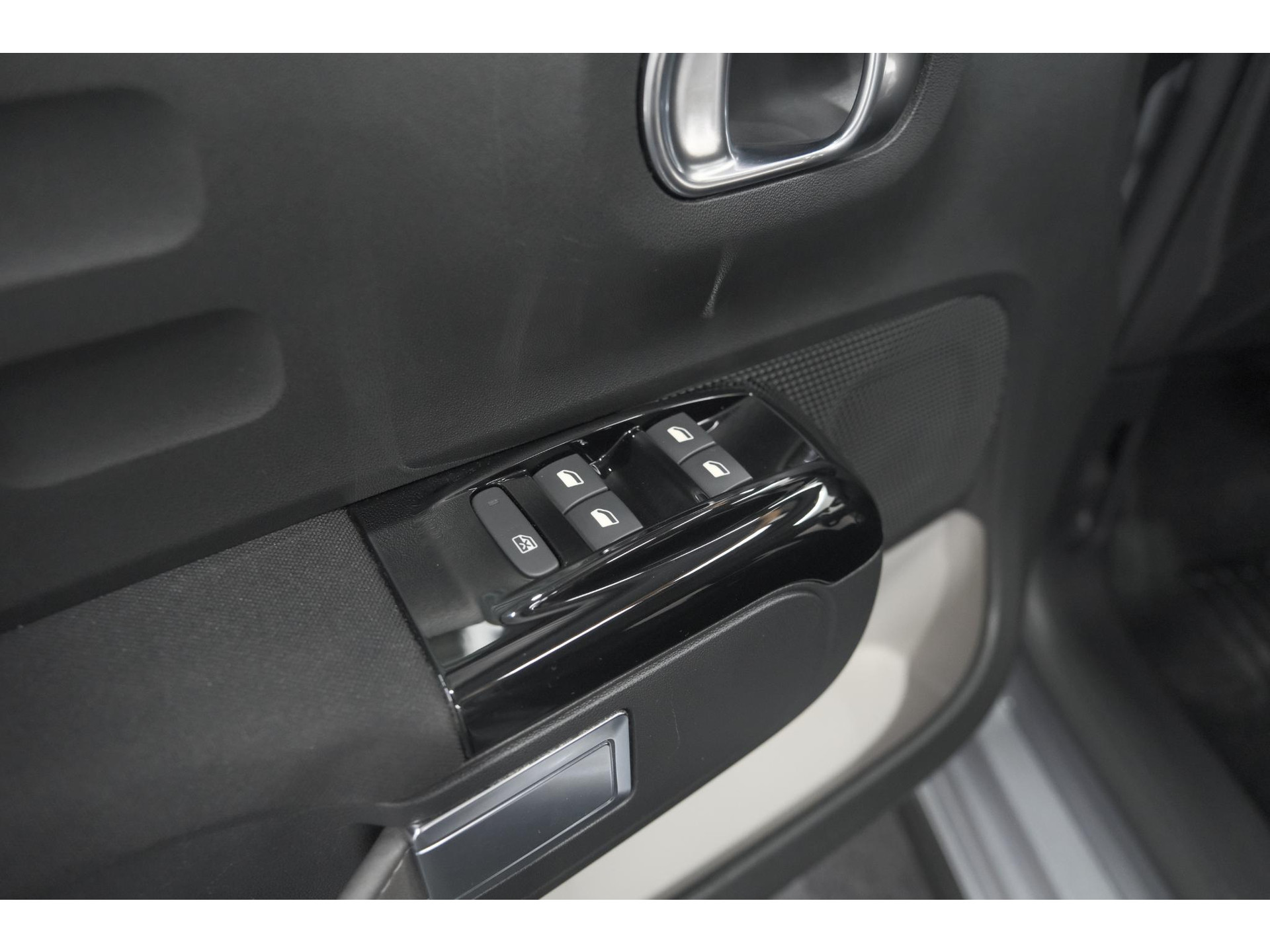 Citroen C3 PureTech 110 EAT6 Shine | Camera | Navigatie | Parkeersensoren | Apple Carplay | 17 Inch Lichtmetalen Velgen