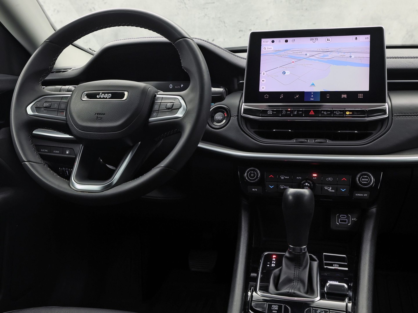 Jeep Compass 4xe 190 Plug-in Hybrid Electric Night Eagle. Automaat (NAP, APPLE CARPLAY, GROOT NAVI, LEDER, ADAPTIVE CRUISE, SPORTSTOELEN, GETINT GLAS, KEYLESS, NIEUWSTAAT)