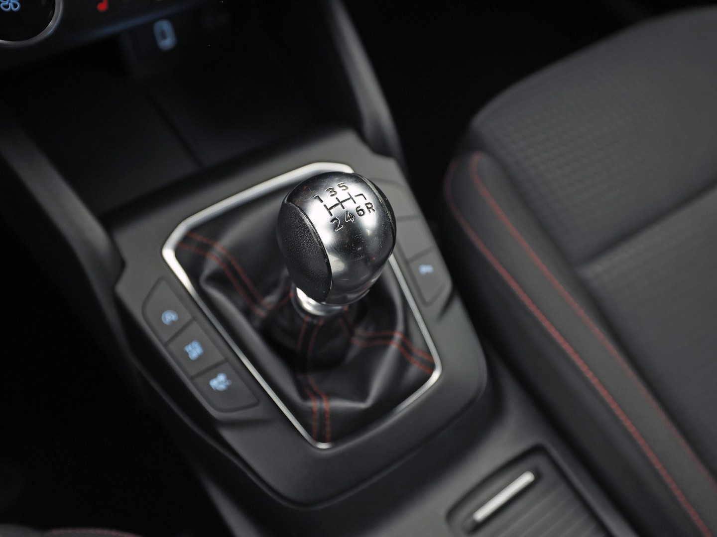 Ford Focus Wagon 1.0 EcoBoost ST Line (APPLE CARPLAY, GROOT NAVI, STUUR/STOELVERWARMING, KEYLESS, GETINT GLAS, SPORTSTOELEN, CRUISE, PARKEERSENSOREN, NIEUWSTAAT)