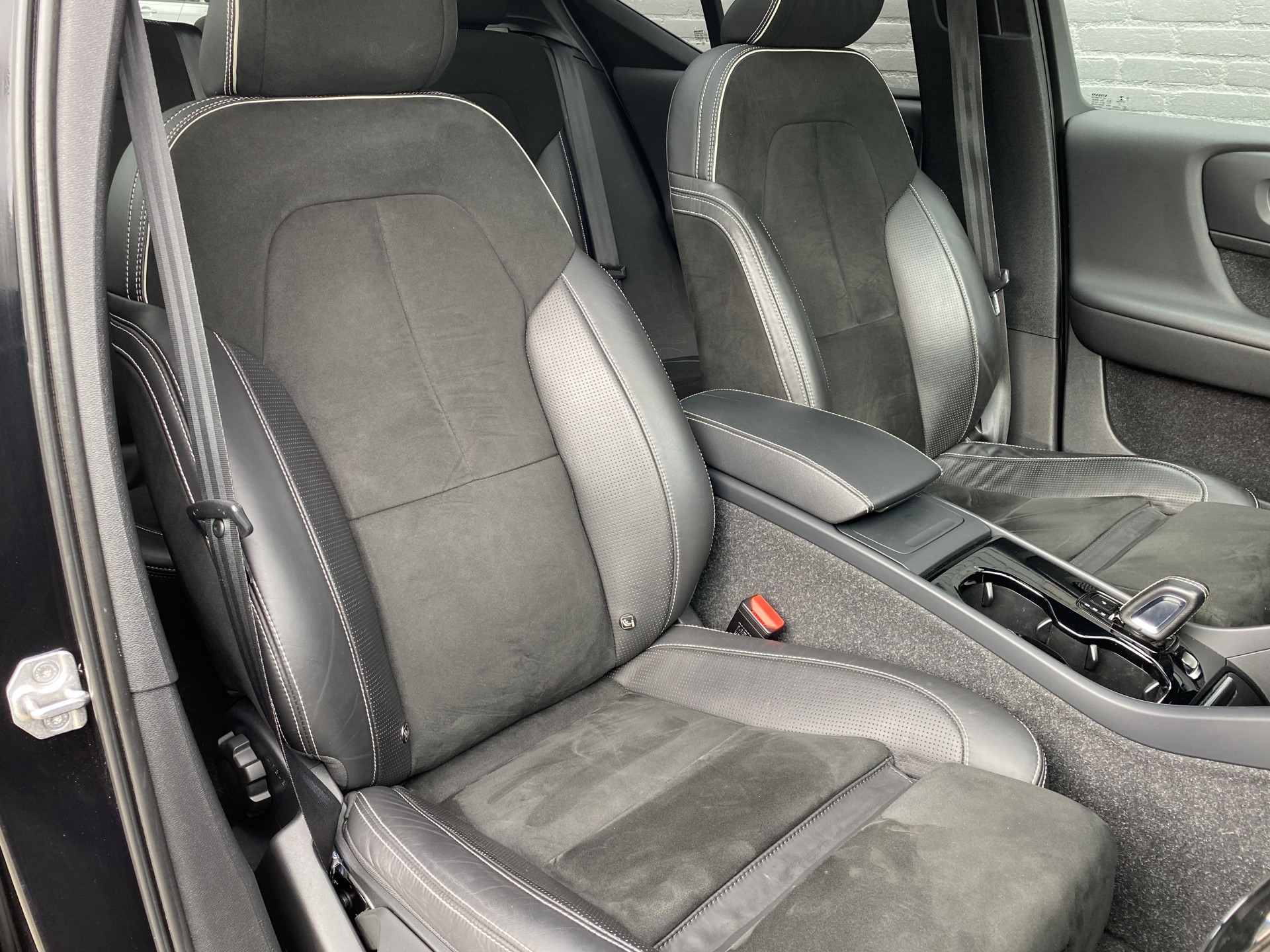 Volvo XC40 Recharge P8 AWD R-Design 408 pk | 1e eigenaar | dealer onderh. | panoramadak | trekhaak | 360 camera | stoelverw.