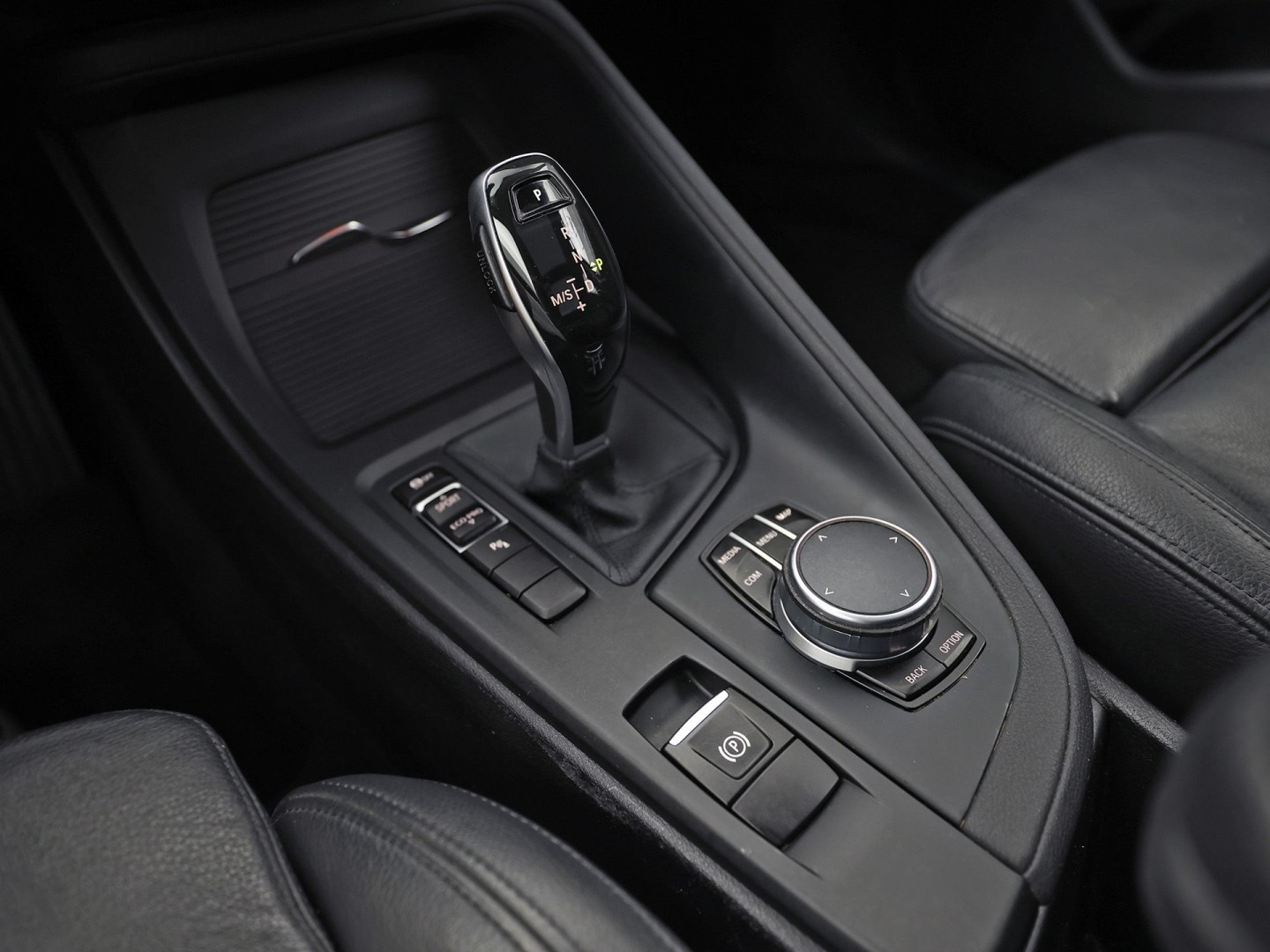 BMW X1 sDrive18i Sport High Executive 140Pk Automaat (PANORAMADAK, GROOT NAVI, MEMORY SEAT, LEDER, CAMERA, SPORTSTOELEN, TREKHAAK, STOELVERWARMING, NIEUWSTAAT)
