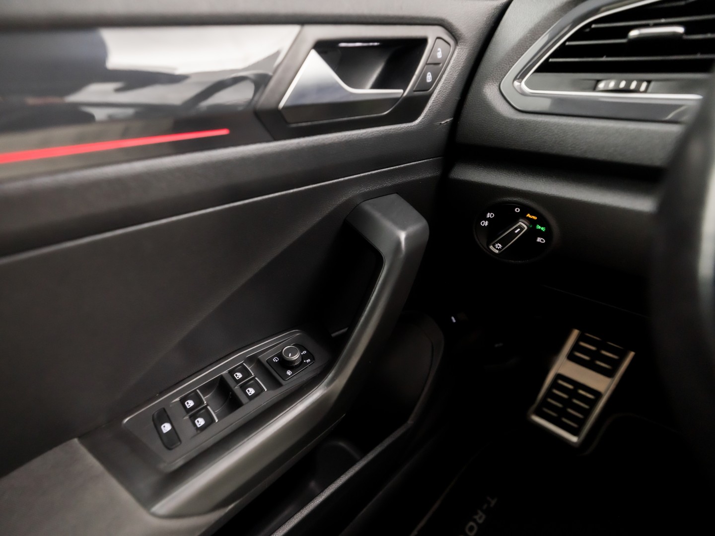 Volkswagen T-Roc 2.0 TSI 4Motion Sport R 190Pk Automaat (VIRTUAL COCKPIT, APPLE CARPLAY, STUUR/STOELVERWARMING, CAMERA, SPORTSTOELEN, GETINT GLAS, ELEK ACHTERKLEP, KEYLESS, NIEUWSTAAT)