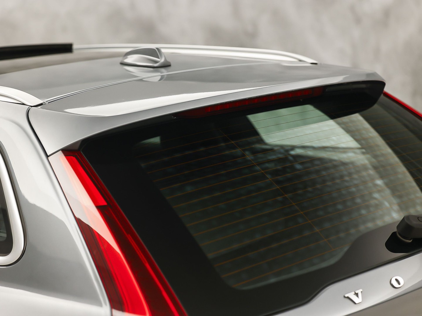 Volvo V90 2.0 T4 R-Design Automaat 190Pk (PANORAMADAK, HARMAN/KARDON, MEMORY SEATS, APPLE CARPLAY, GETINT GLAS, CAMERA, STOELVERWARMING, LEDER, NIEUWE APK, NIEUWSTAAT)