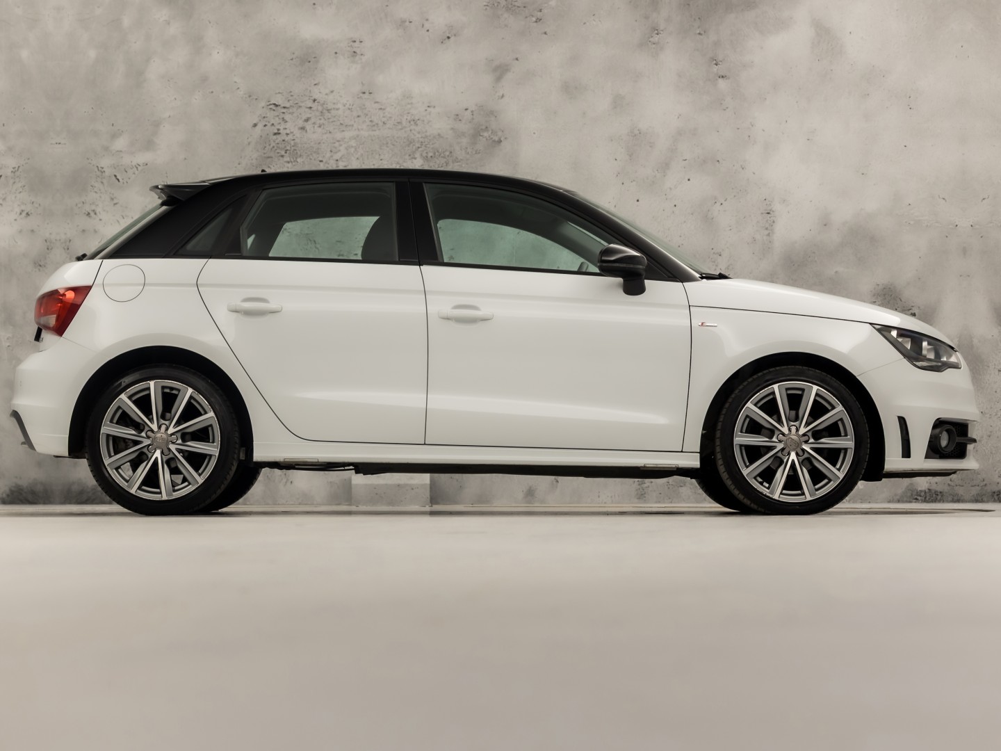 Audi A1 Sportback 1.2 TFSI S-Line Sport (NAVIGATIE, 5 DEURS, PARKEERSENSOREN, CRUISE, SPORTSTOELEN, LED ACHTERLICHTEN, BLUETOOTH, NIEUWE APK, NIEUWSTAAT)