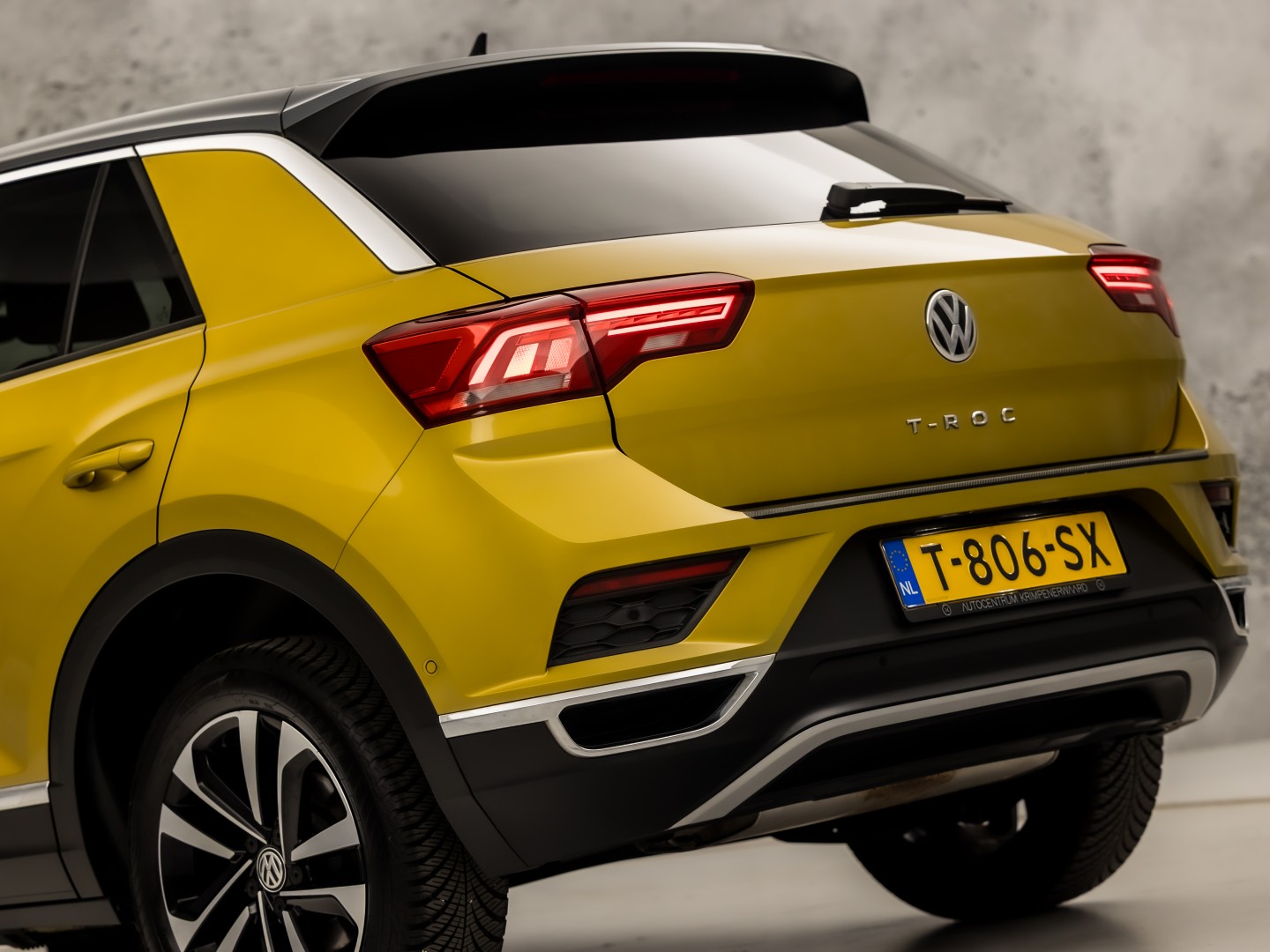 Volkswagen T-Roc 1.0 TSI Sport (APPLE CARPLAY, GROOT NAVI, STOELVERWARMING, GETINT GLAS, SPORTSTOELEN, ADAPTIVE CRUISE, PARKEERSENSOREN, NIEUWSTAAT)