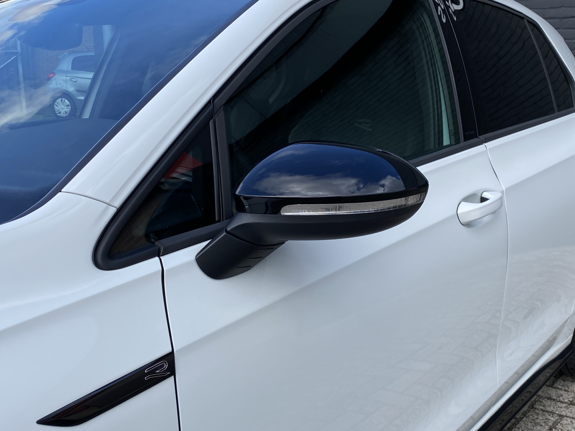 Volkswagen Golf 1.5 eTSI R-Line 150 pk Business+ | 1e eigenaar | navigatie | IQ light | camera | sfeerverlichting | stoel-stuurverw.