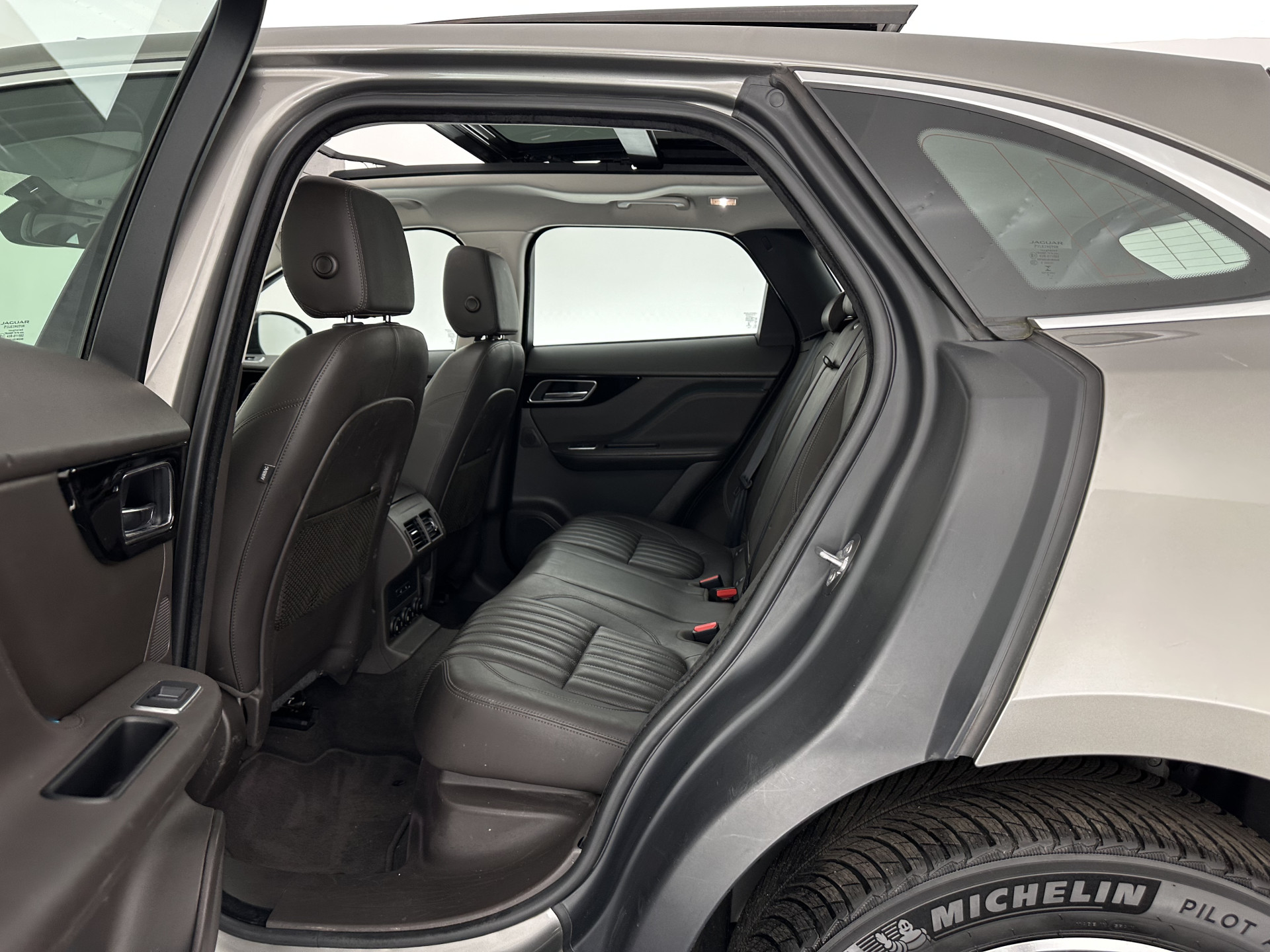 Jaguar F-PACE 3.0d First Edition AWD (INCL-BTW) Aut. *PANO | LEATHER | XENON | MEMORY-PACK | DIGI-COCKPIT | MERIDIAN-SOUND | NAVI-FULLMAP | CAMERA | HEATED-COMFORTSEATS | AMBIENTLIGHT | SHIFTPADDLES | ECC | PDC | CRUISE | TOWBAR