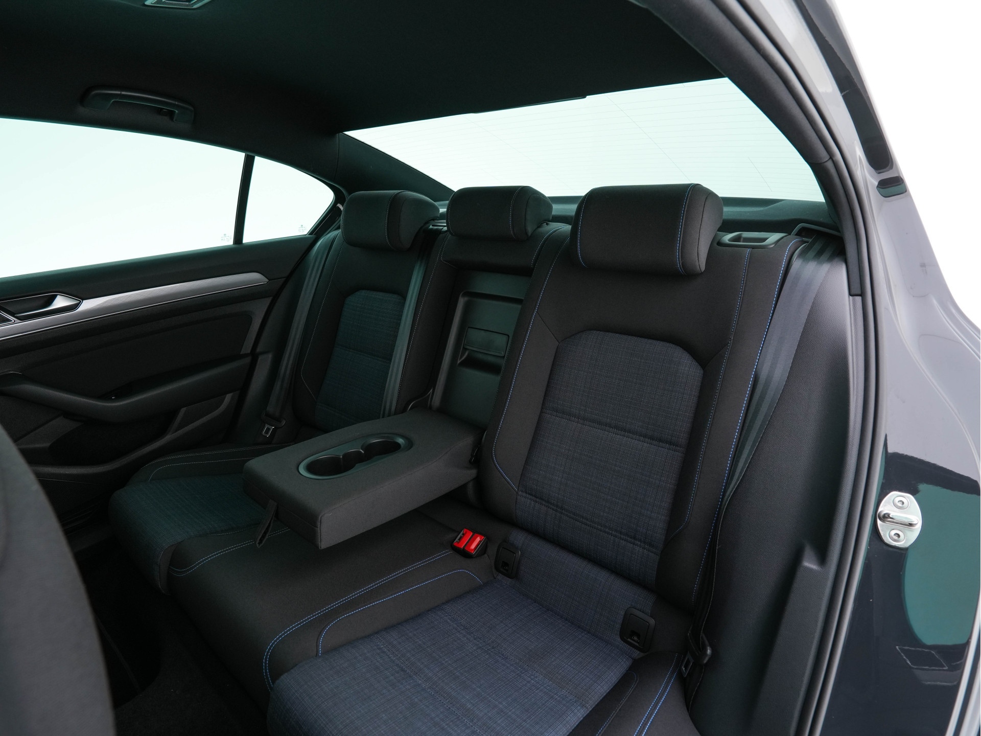 Volkswagen Passat 1.4 TSI GTE Business (Plug-In) (INCL-BTW) Aut. *FULL-LED | DIGI-COCKPIT | ADAPTIVE-CRUISE | NAVI-FULLMAP | KEYLESS | DAB+ | COMFORT-SEATS | SHIFTPADDLES | PRIVACY-GLASS | PDC | CAMERA | CARPLAY | 17''ALU*