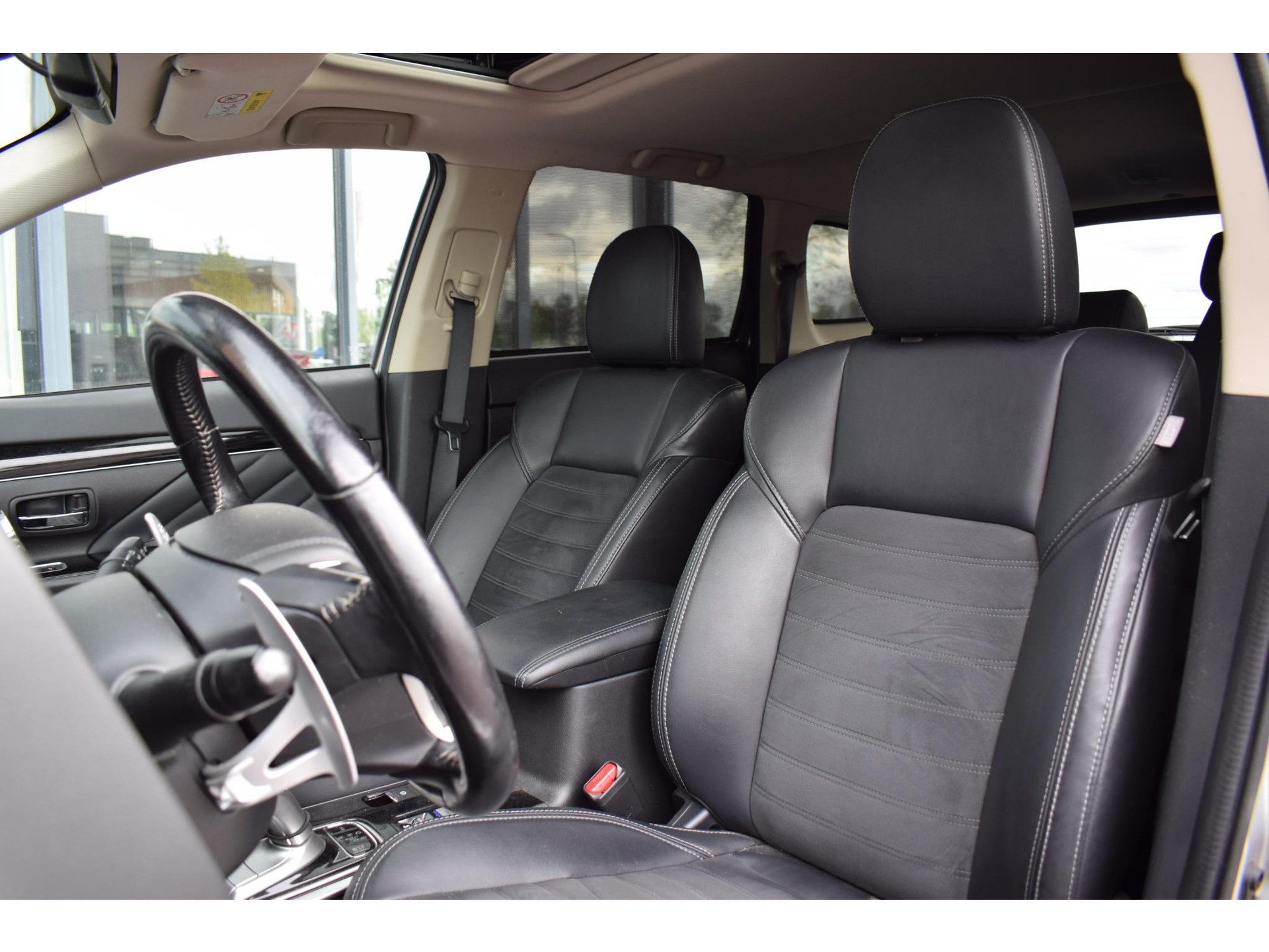 Mitsubishi Outlander 2.4 PHEV Intense+ | Trekhaak | Schuifdak | Half Leer | Stuur- en Stoelverwarming