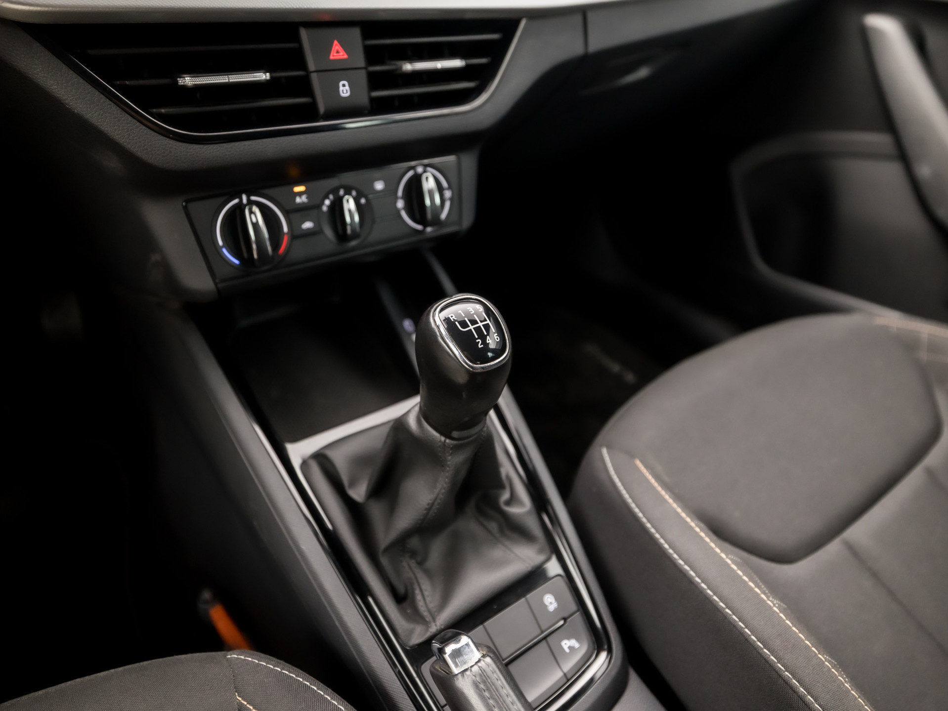 Škoda Kamiq 1.0 TSI Sport (VIRTUAL COCKPIT, APPLE CARPLAY, GROOT NAVI, TREKHAAK, PARKEERSENSOREN, SPORTSTOELEN, GETINT GLAS, CRUISE, NIEUWE APK, NIEUWSTAAT)