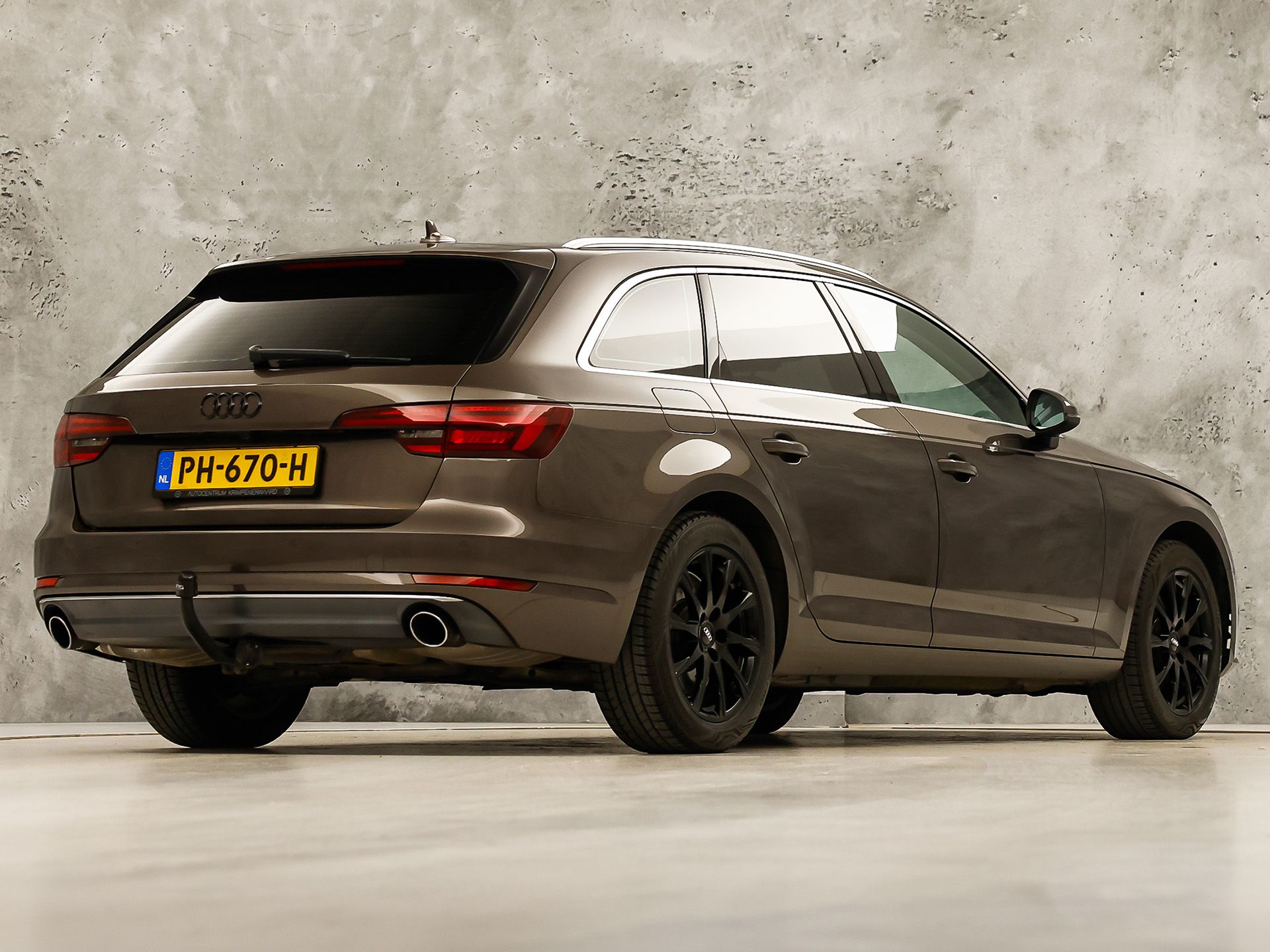 Audi A4 Avant 2.0 TFSI S-Line Sport 190Pk Automaat (NAVIGATIE, SFEERVERLICHTING, PLAT S-LINE SPORTSTUUR, GETINT GLAS, SPORTSTOELEN, CAMERA, TREKHAAK, NIEUWE APK, NIEUWSTAAT)