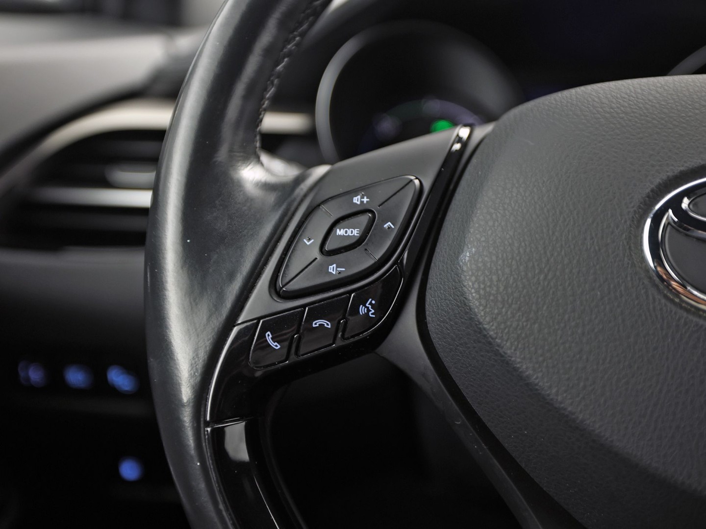 Toyota C-HR 1.8 Hybrid Sport Automaat (NAVIGATIE, CAMERA, STUUR/STOELVERWARMING, GETINT GLAS, SPORTSTOELEN, ADAPTIVE CRUISE, KEYLESS, NIEUWSTAAT)
