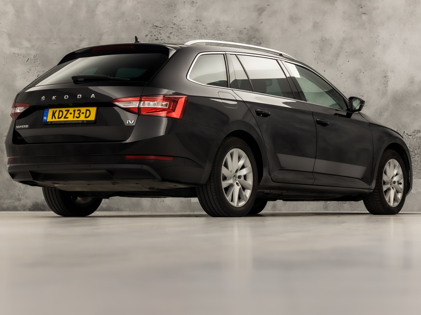Škoda Superb Combi 1.4 TSI iV Business Sport 218Pk Automaat (VIRTUAL COCKPIT, APPLE CARPLAY, GROOT NAVI, CAMERA, STOELVERWARMING, SPORTSTOELEN, KEYLESS, ADAPTIVE CRUISE, GETINT GLAS, NIEUWSTAAT)