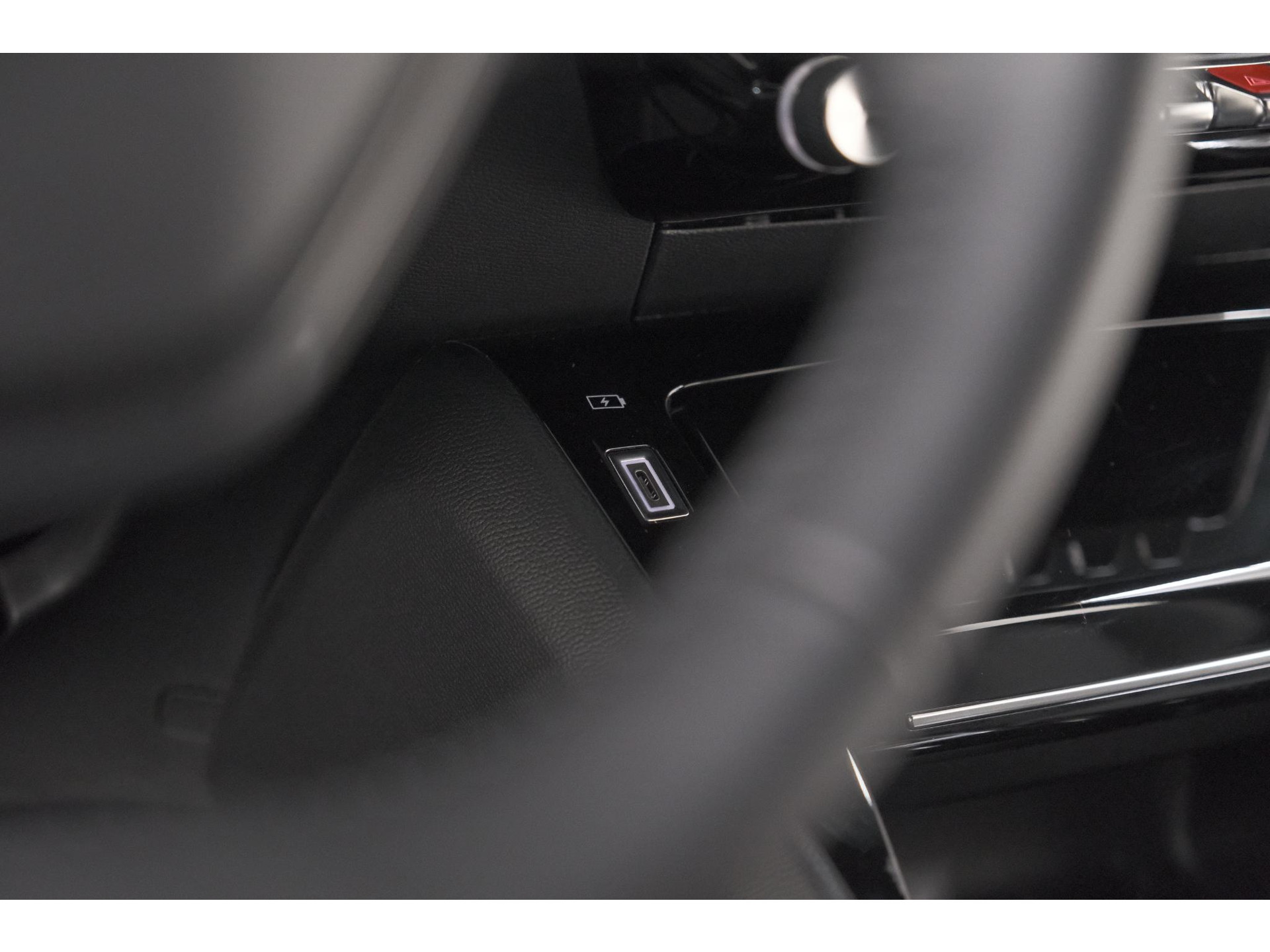 Peugeot e-2008 EV Allure Avantage 54 kWh | 11 KW Laadfunctie | Parkeersensoren | Apple Carplay