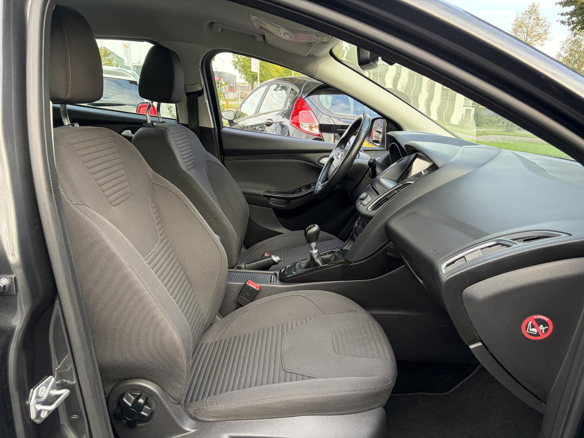 Ford Focus 1.0 Titanium   ✓125pk✓2e Eigenaar✓Navi✓Trekhaak✓6 Bak✓Clima✓Cruise✓Pdc V+A✓Net Beurt gehad✓17''Lm velgen✓N.A.P✓N.A.P✓Apk tot 09-2027