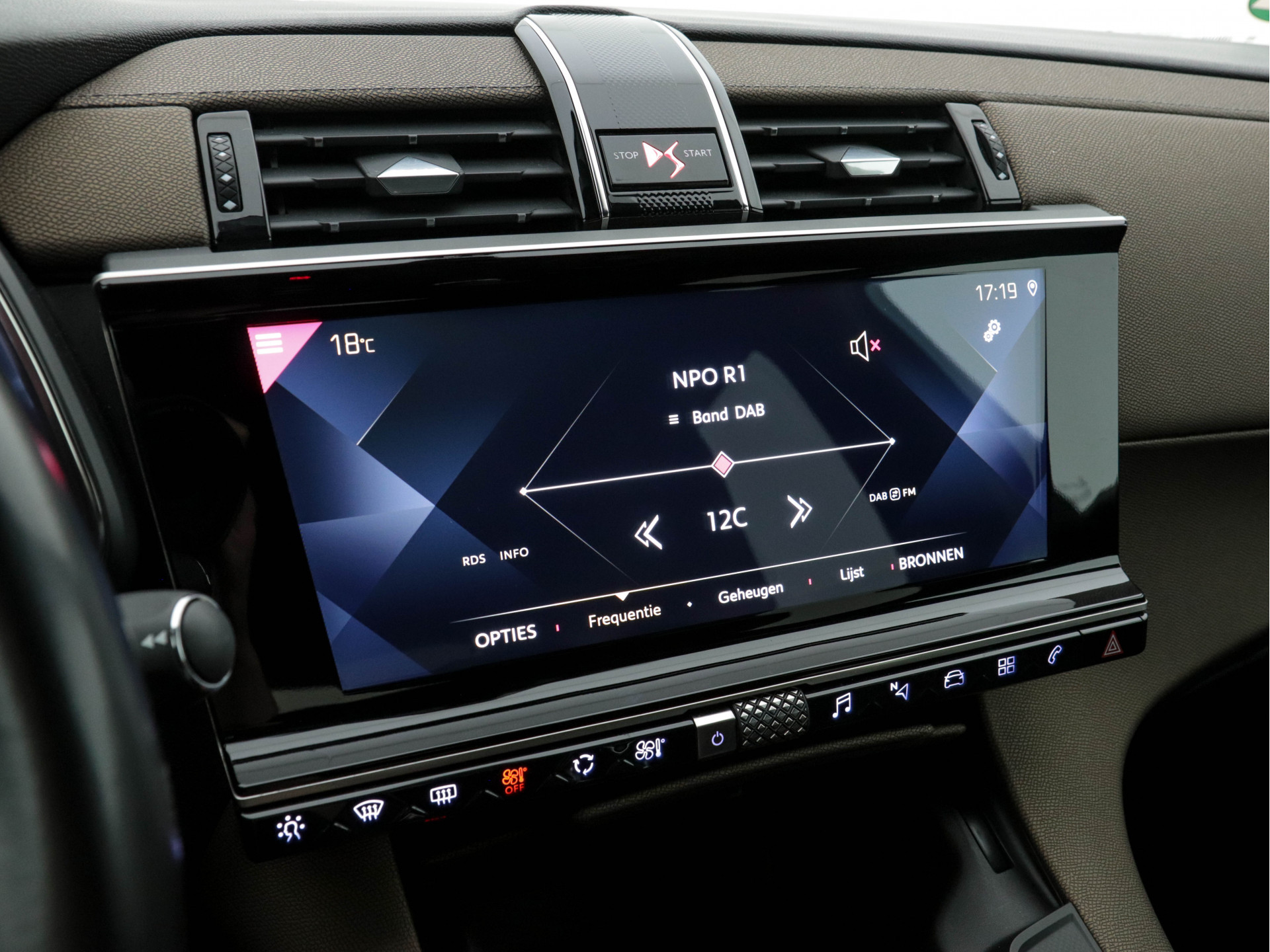 DS 7 Crossback 1.5 BlueHDI So Chic *DIGI-COCKPIT | NAVI-FULLMAP | FULL-LED | MICROFIBRE | CAMERA | KEYLESS | CARPLAY | ADAPT.CRUISE | DAB | HEATED-SEATS | TOWBAR | PDC | SPORT-SEATS | 18"ALU*