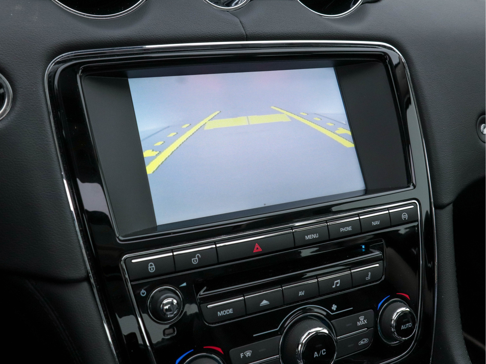 Jaguar XJ 3.0 V6D Portfolio Long (INCL-BTW) Aut. *PANO | LEATHER  | BI-XENON | MERIDIAN-AUDIO | MEMORY-PACK | KEYLESS | CAMERA | ECC | HEATED-COMFORTSEATS | PDC | NAVI-FULLMAP | SHIFT-PADDLES | CRUISE | 19"ALU*