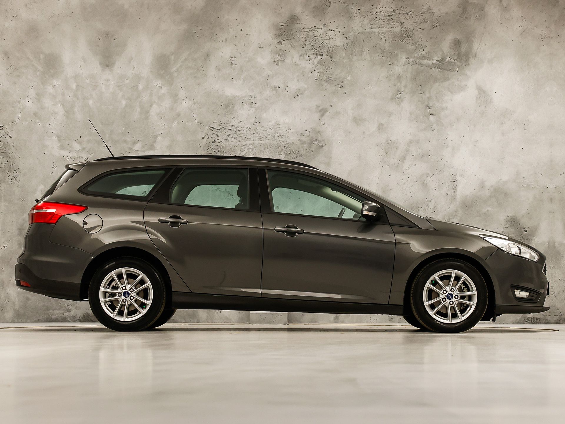 Ford Focus Wagon 1.0 Sport Automaat (NAVIGATIE, STUUR/STOELVERWARMING, LM VELGEN, SPORTSTOELEN, CRUISE, PARKEERSENSOREN, NIEUWSTAAT)